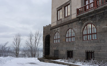 En bygning med balkong og snø