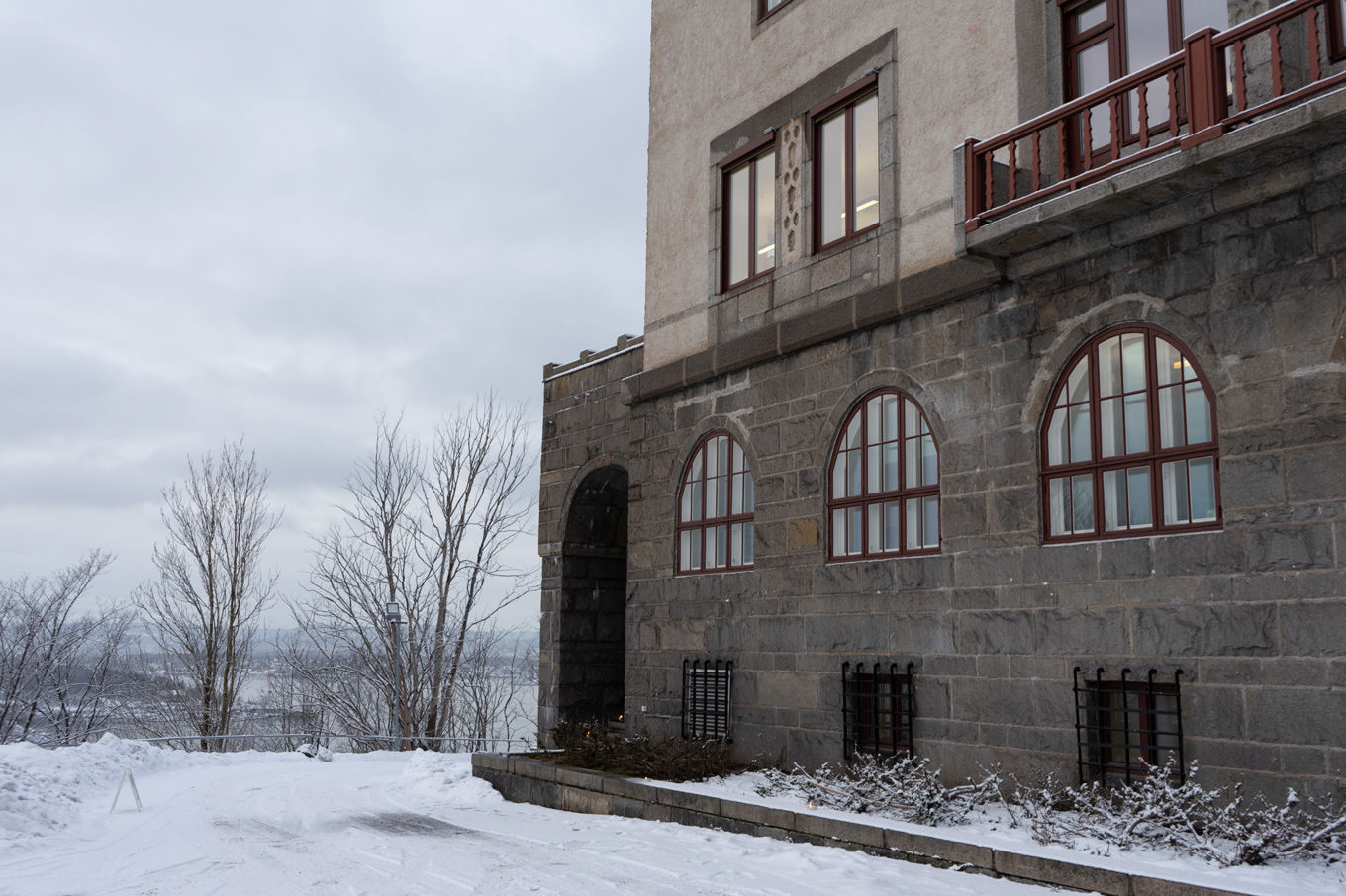 En bygning med balkong og snø