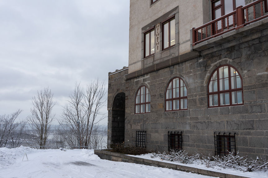 En bygning med balkong og snø