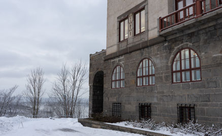 En bygning med balkong og snø En bygning med balkong og snø