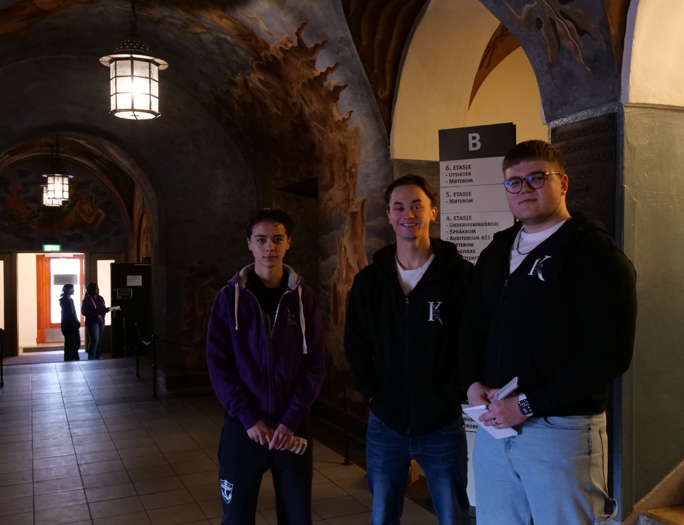 en gruppe menn som poserer for et bilde