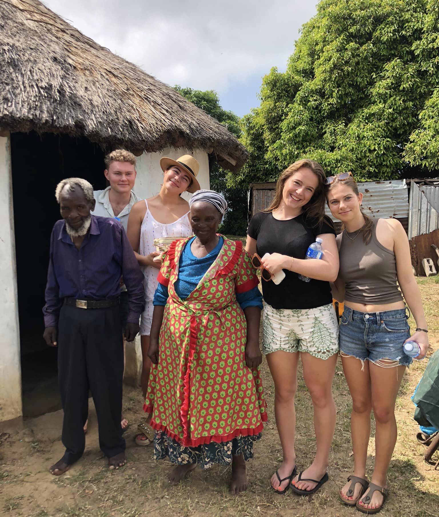 En gruppe mennesker som poserer for et bilde utenfor