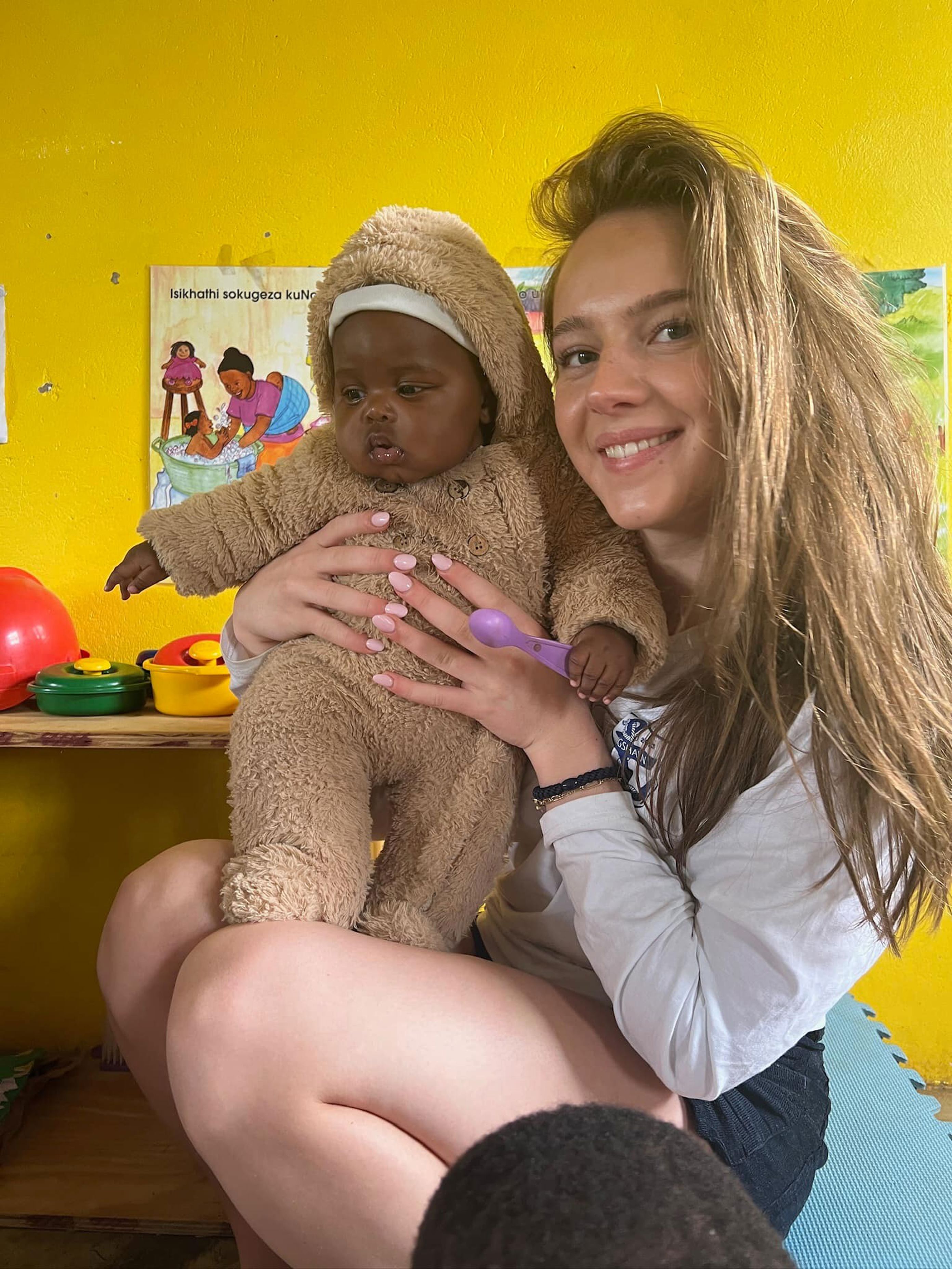 en person som holder en baby en person som holder en baby