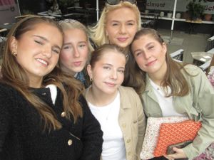 En gruppe personr som poserer for et bilde