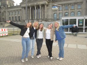 En gruppe personr som poserer for et bilde foran en bygning
