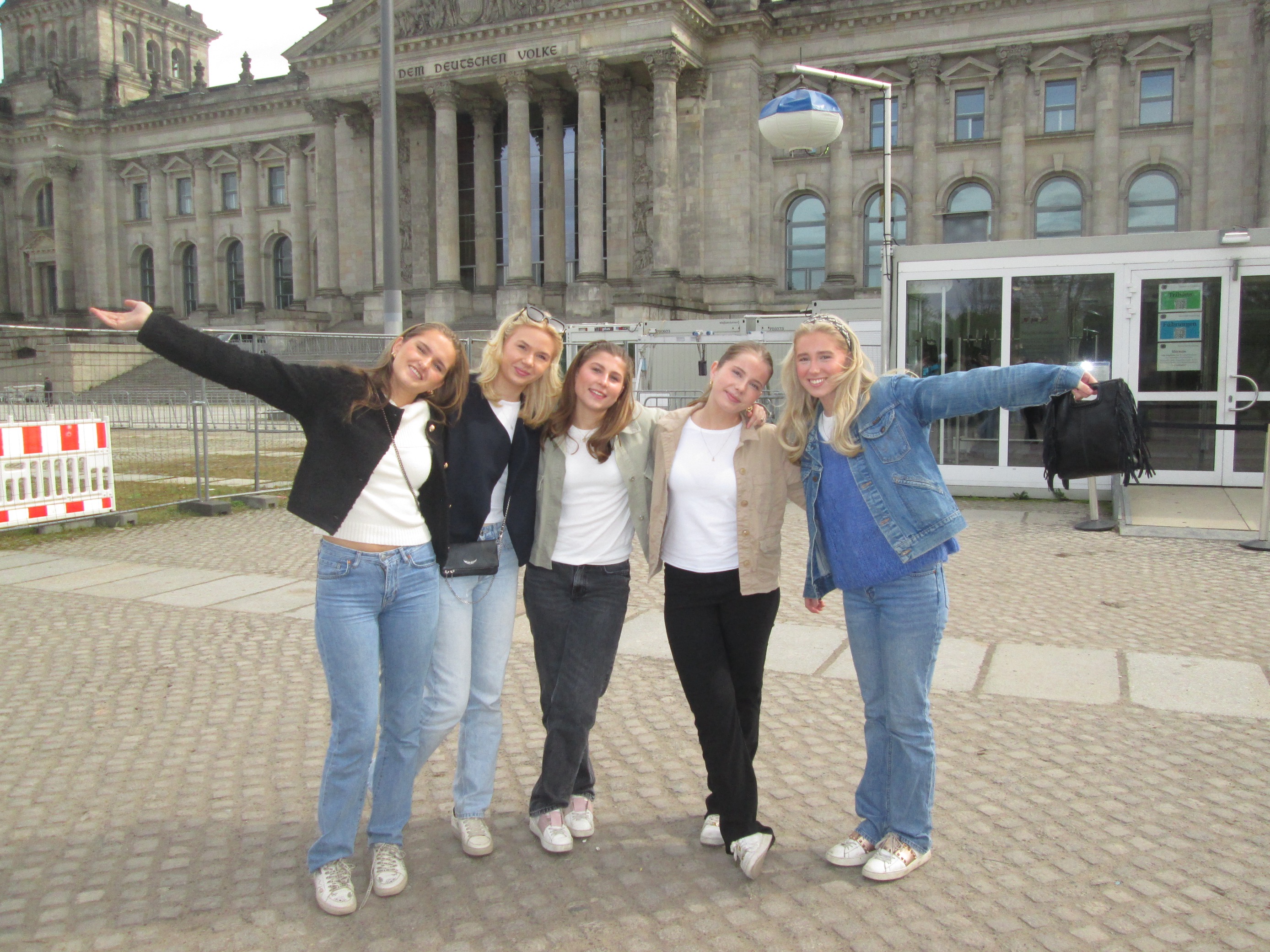 En gruppe personr som poserer for et bilde foran en bygning