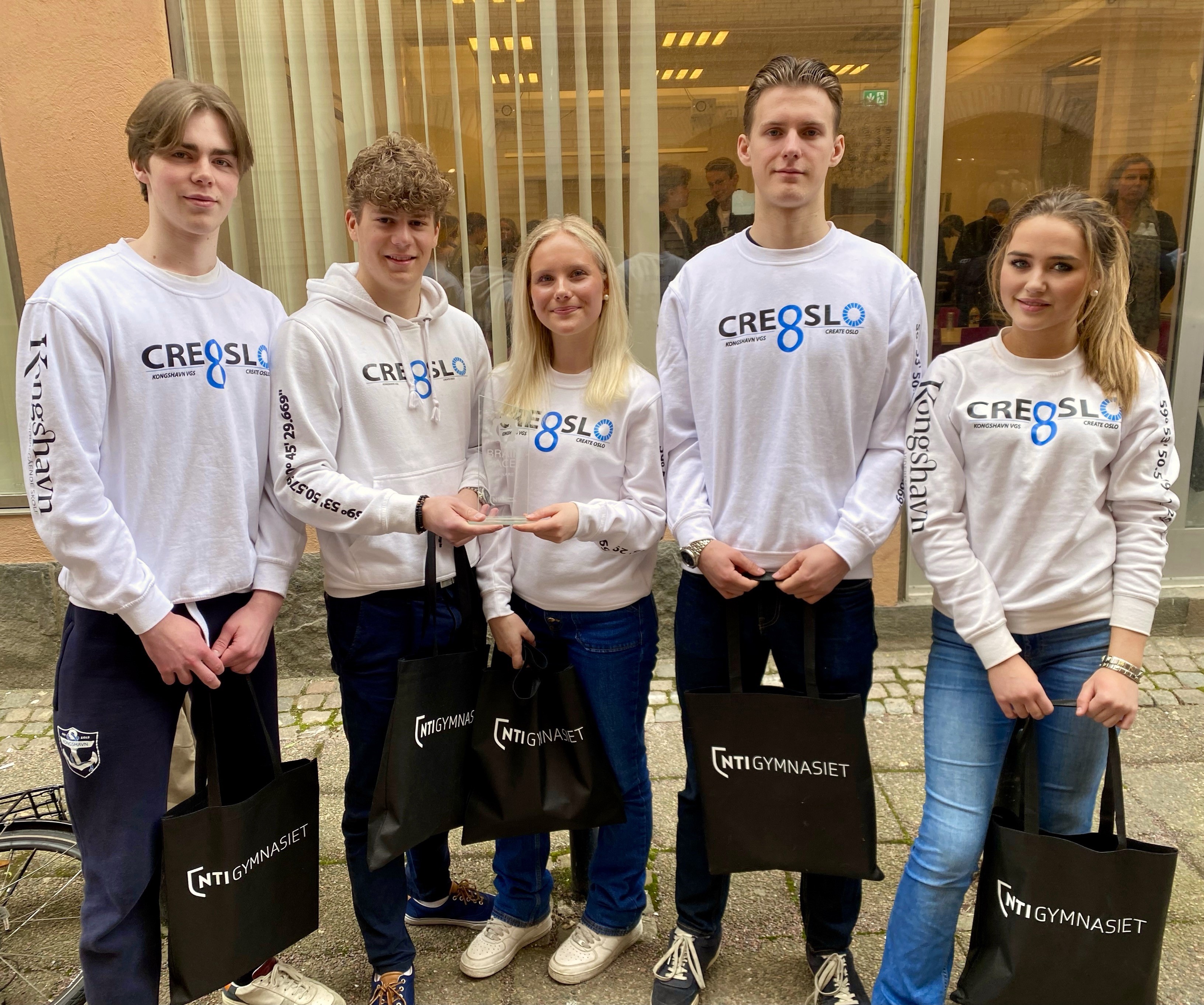 En gruppe mennesker som poserer for et bilde