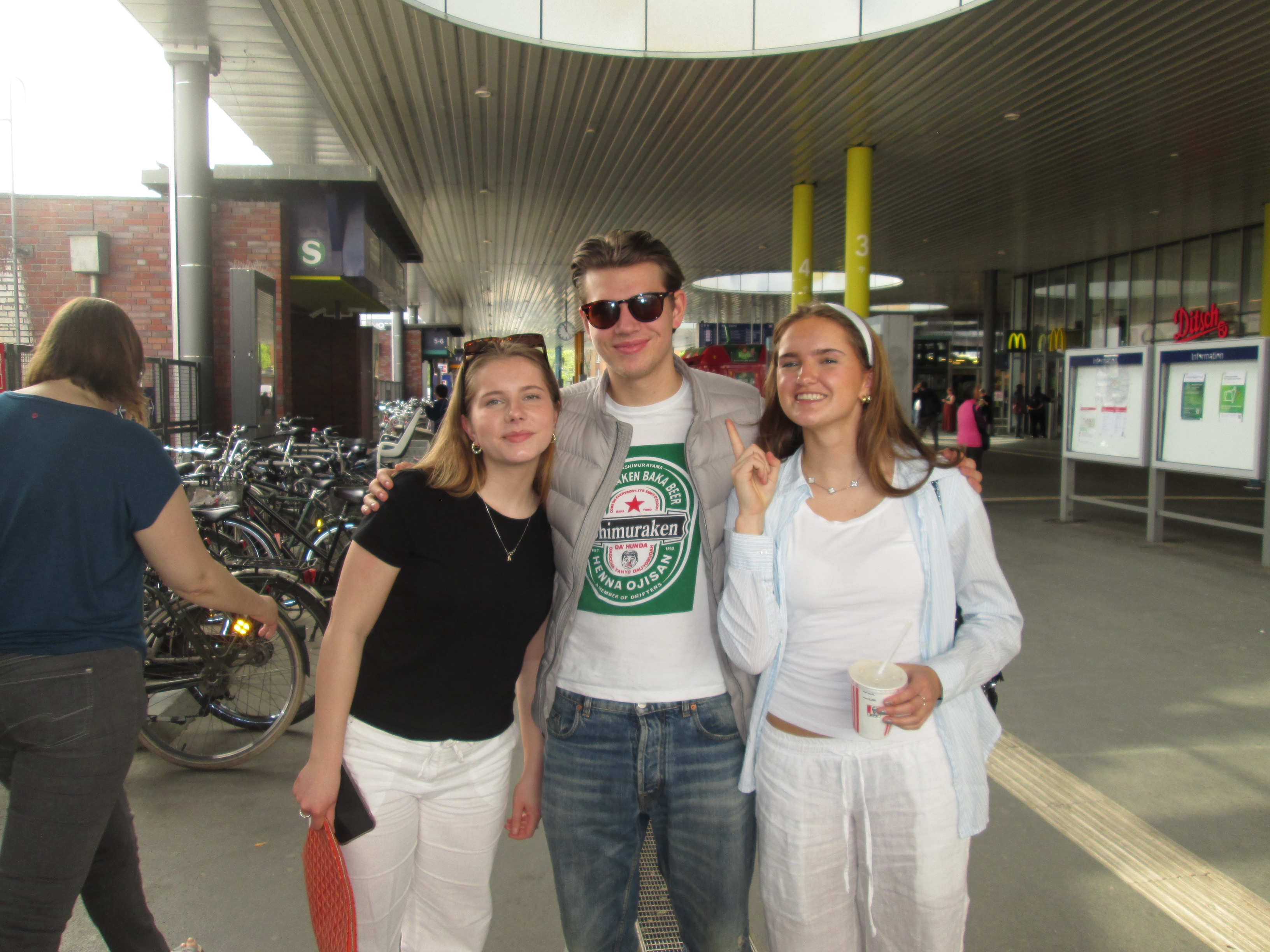 En gruppe mennesker som poserer for et bilde