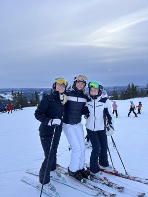 En gruppe mennesker poserer på snøski