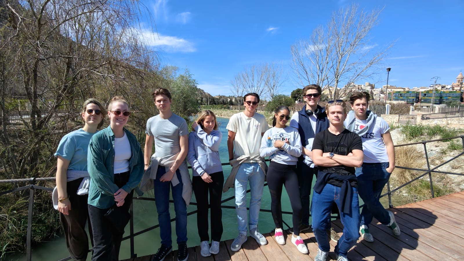 En gruppe mennesker som poserer for et bilde