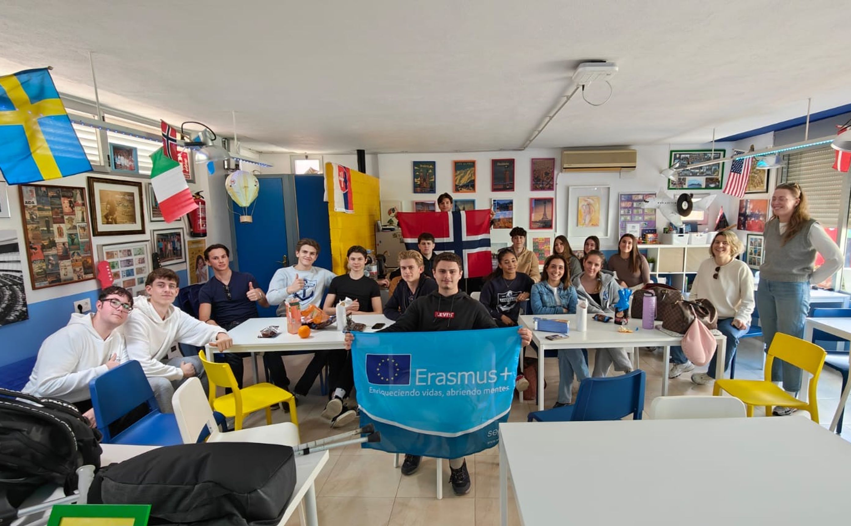 en gruppe mennesker som sitter ved bordene en gruppe mennesker som sitter ved bordene