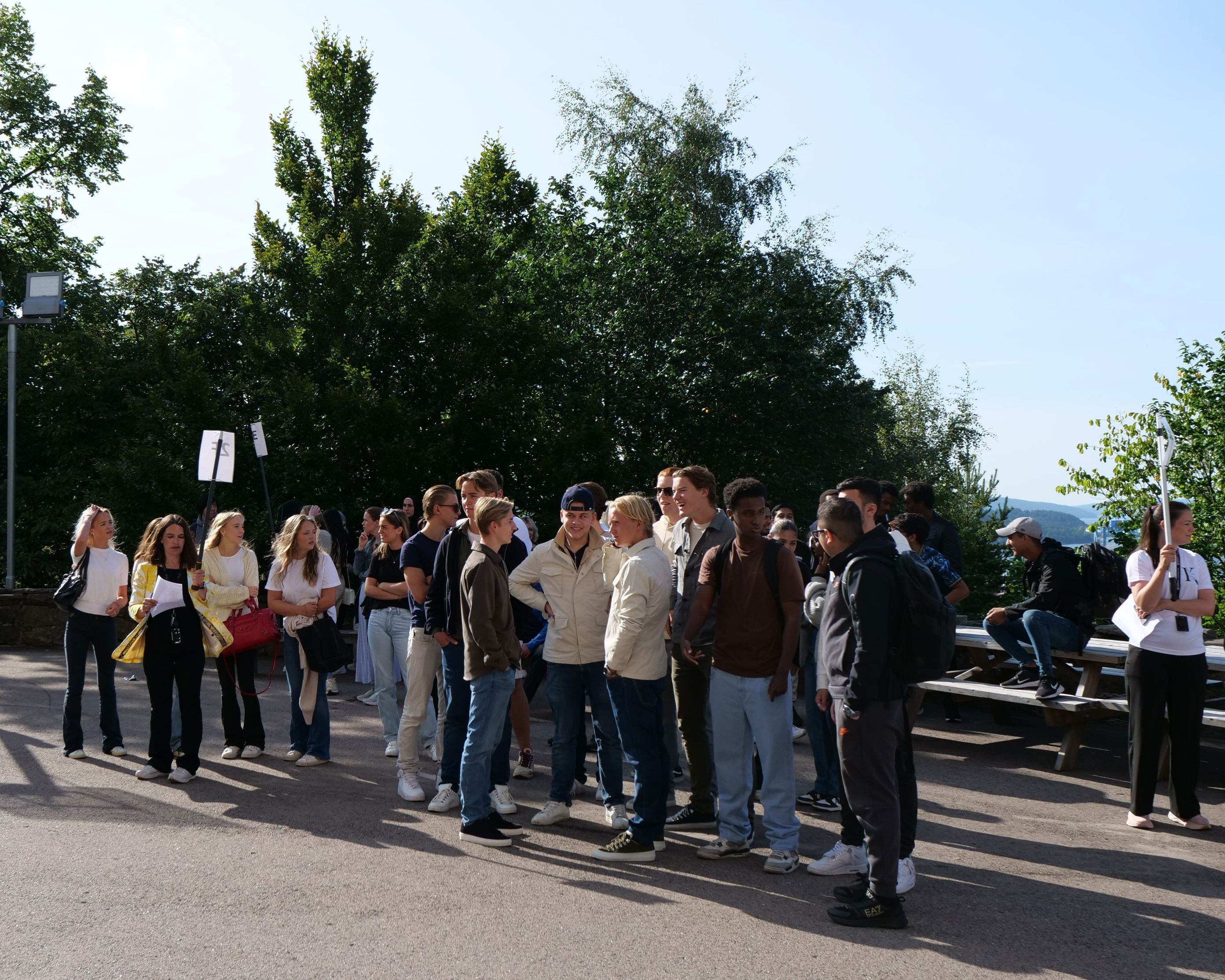 en gruppe mennesker som står utenfor en gruppe mennesker som står utenfor