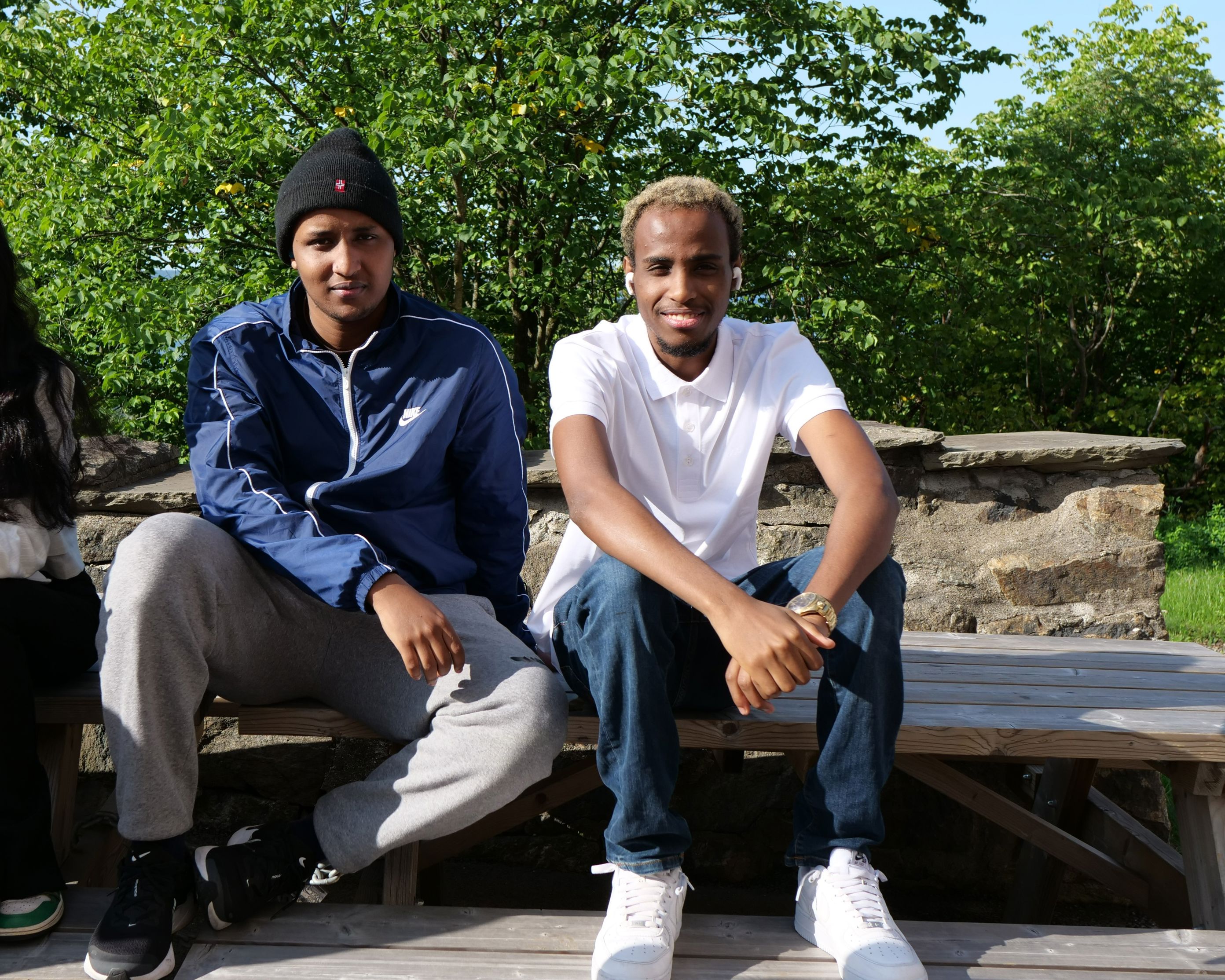 To menn som sitter på en benk To menn som sitter på en benk