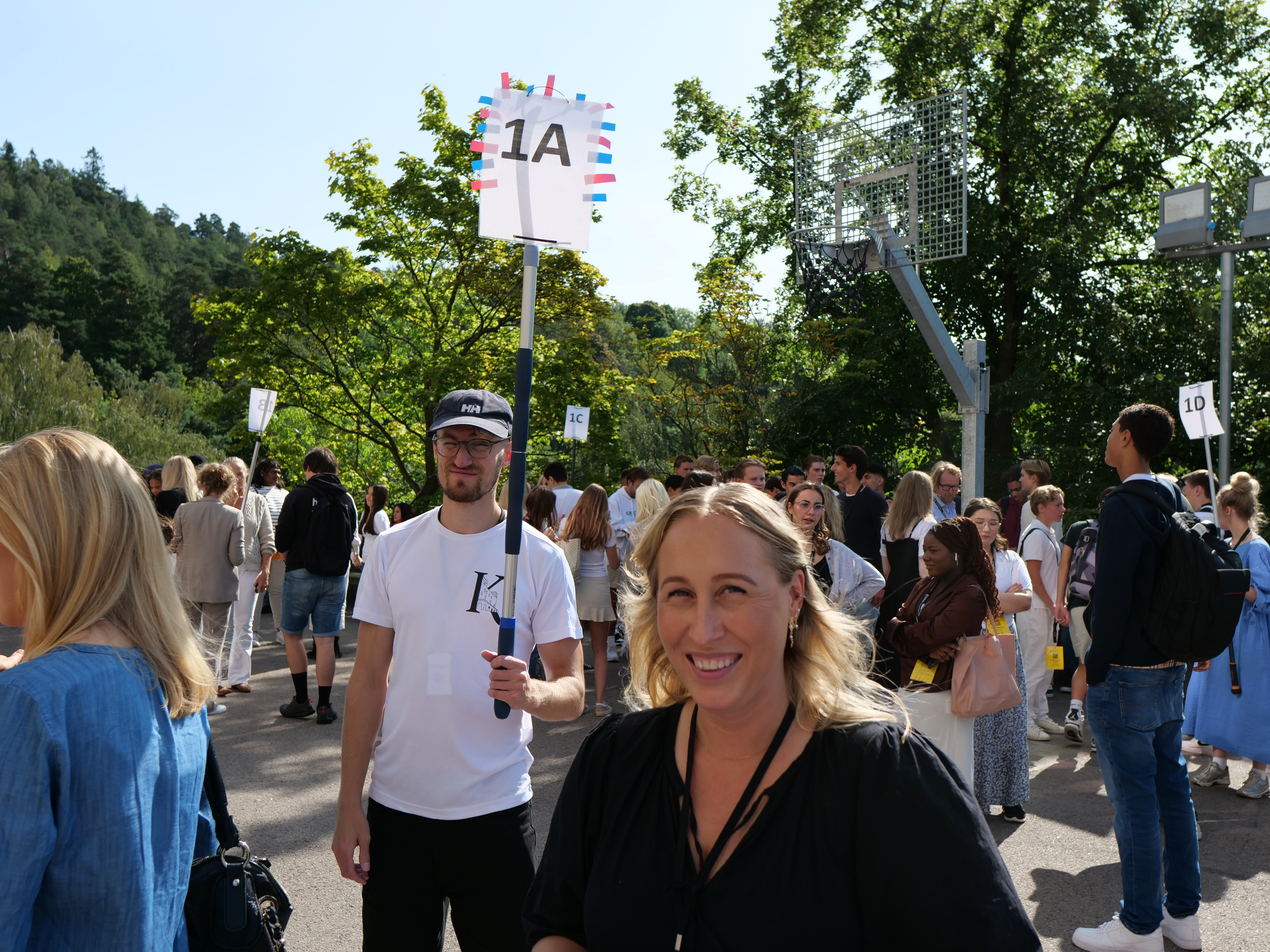 en person som smiler til en person