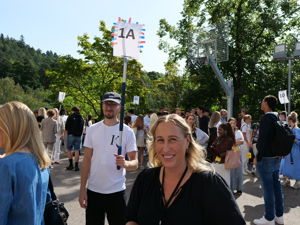 en person som smiler til en person