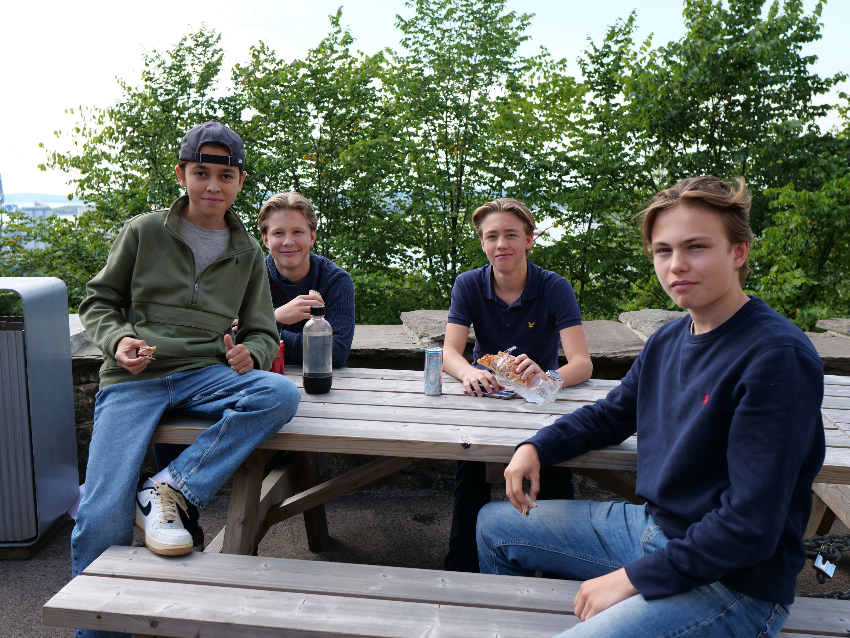 en gruppe menn som sitter ved et piknikbord en gruppe menn som sitter ved et piknikbord