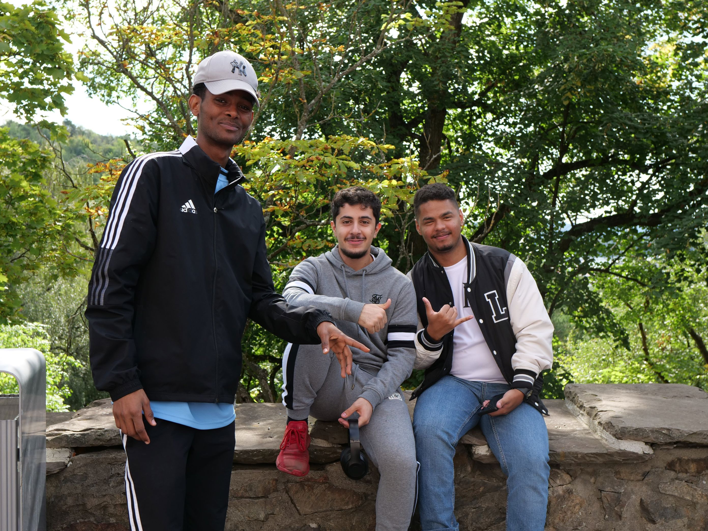 en gruppe menn som poserer for et bilde en gruppe menn som poserer for et bilde