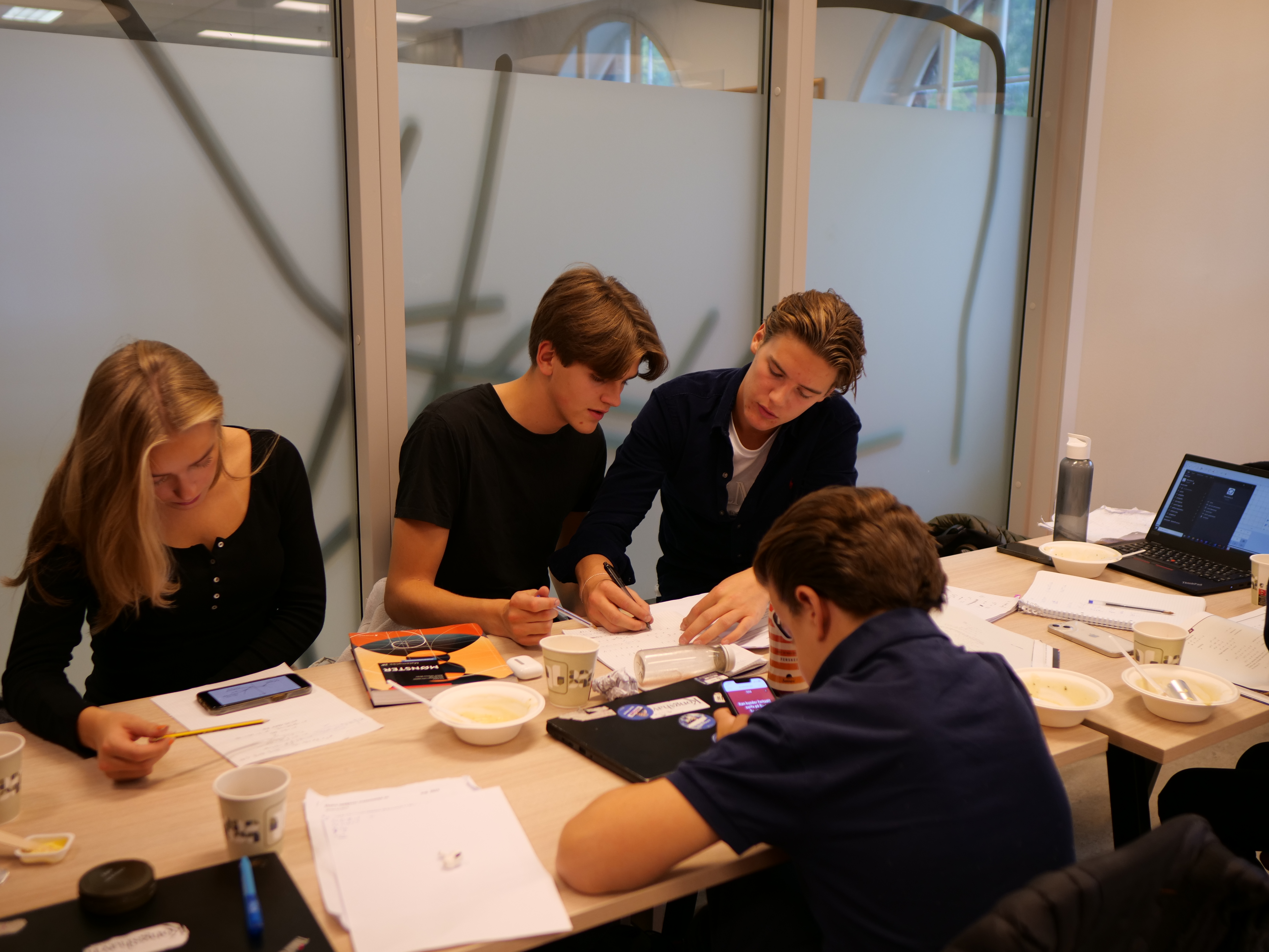 en gruppe mennesker som sitter rundt et bord