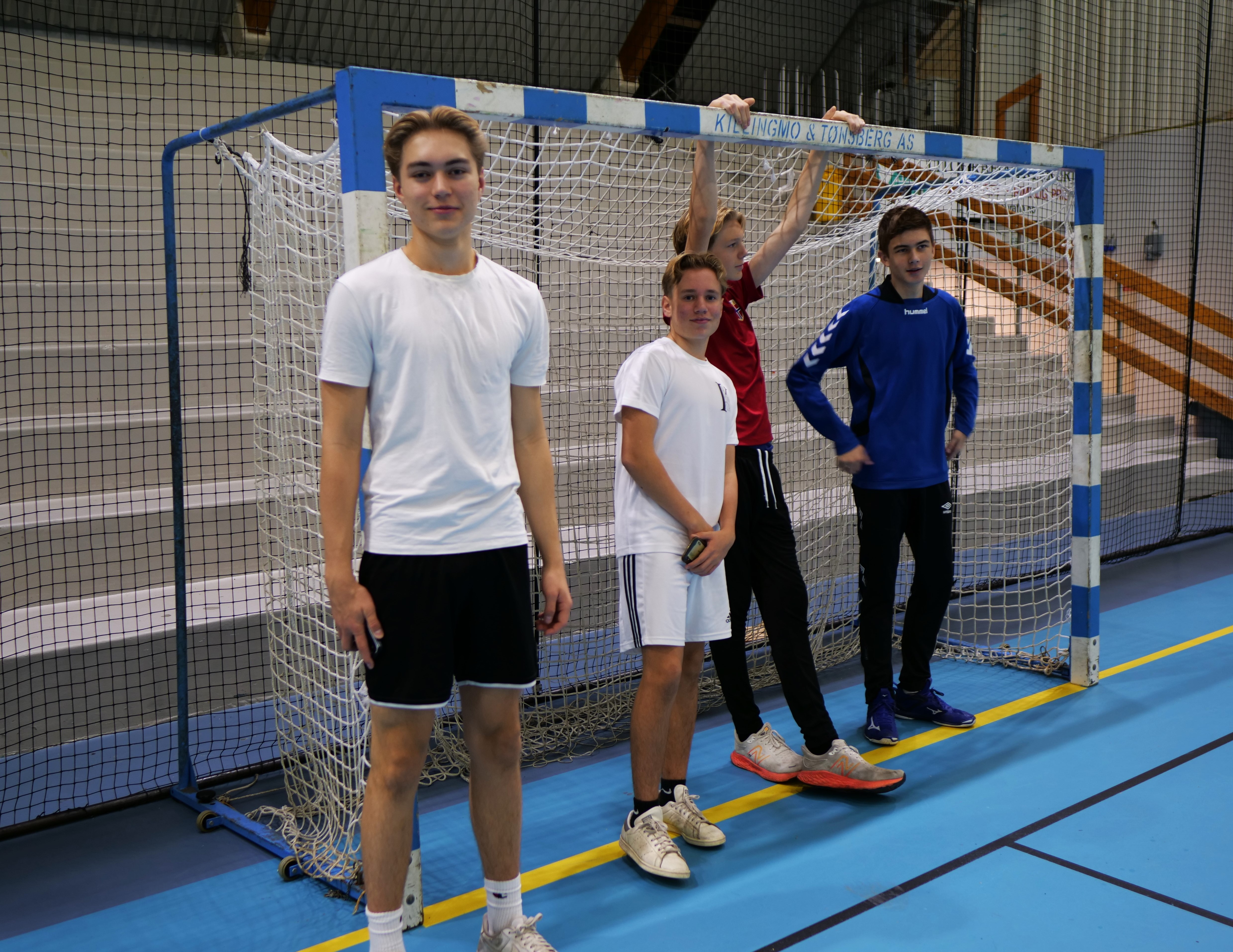 en gruppe barner som poserer for et bilde