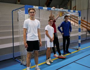 en gruppe barner som poserer for et bilde