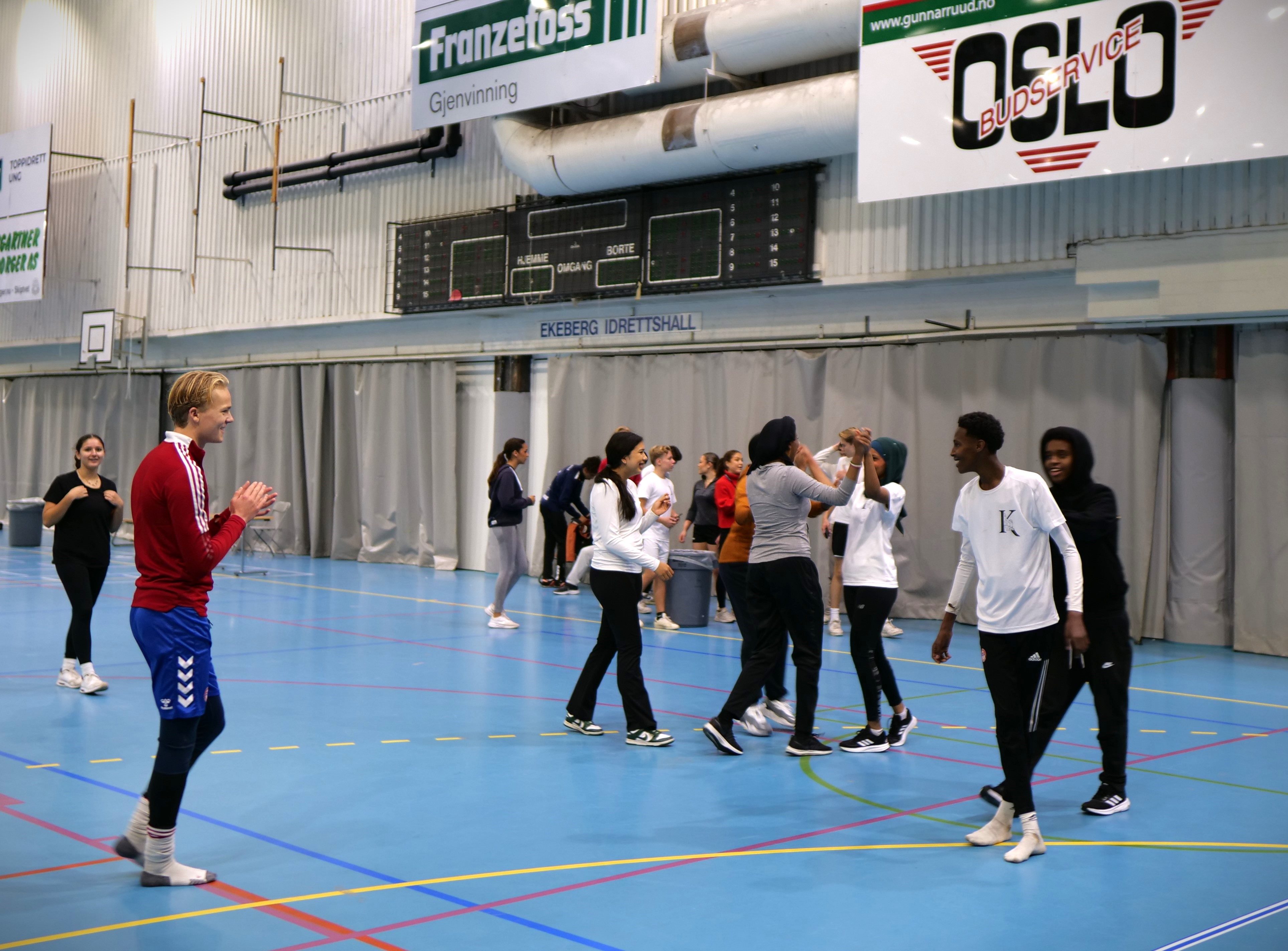 En gruppe mennesker i et treningsstudio