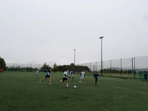 en gruppe mennesker som spiller fotball