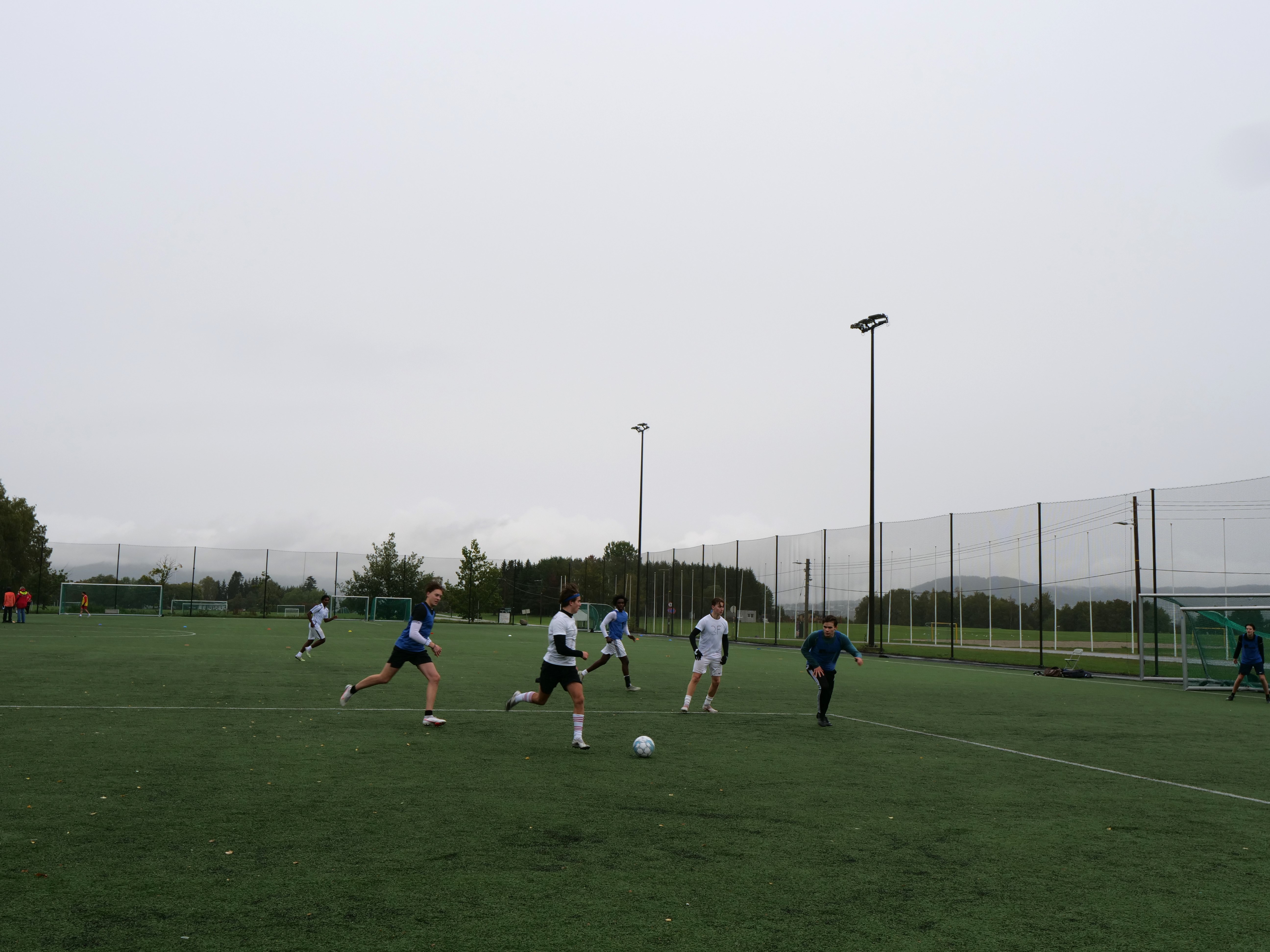 en gruppe mennesker som spiller fotball