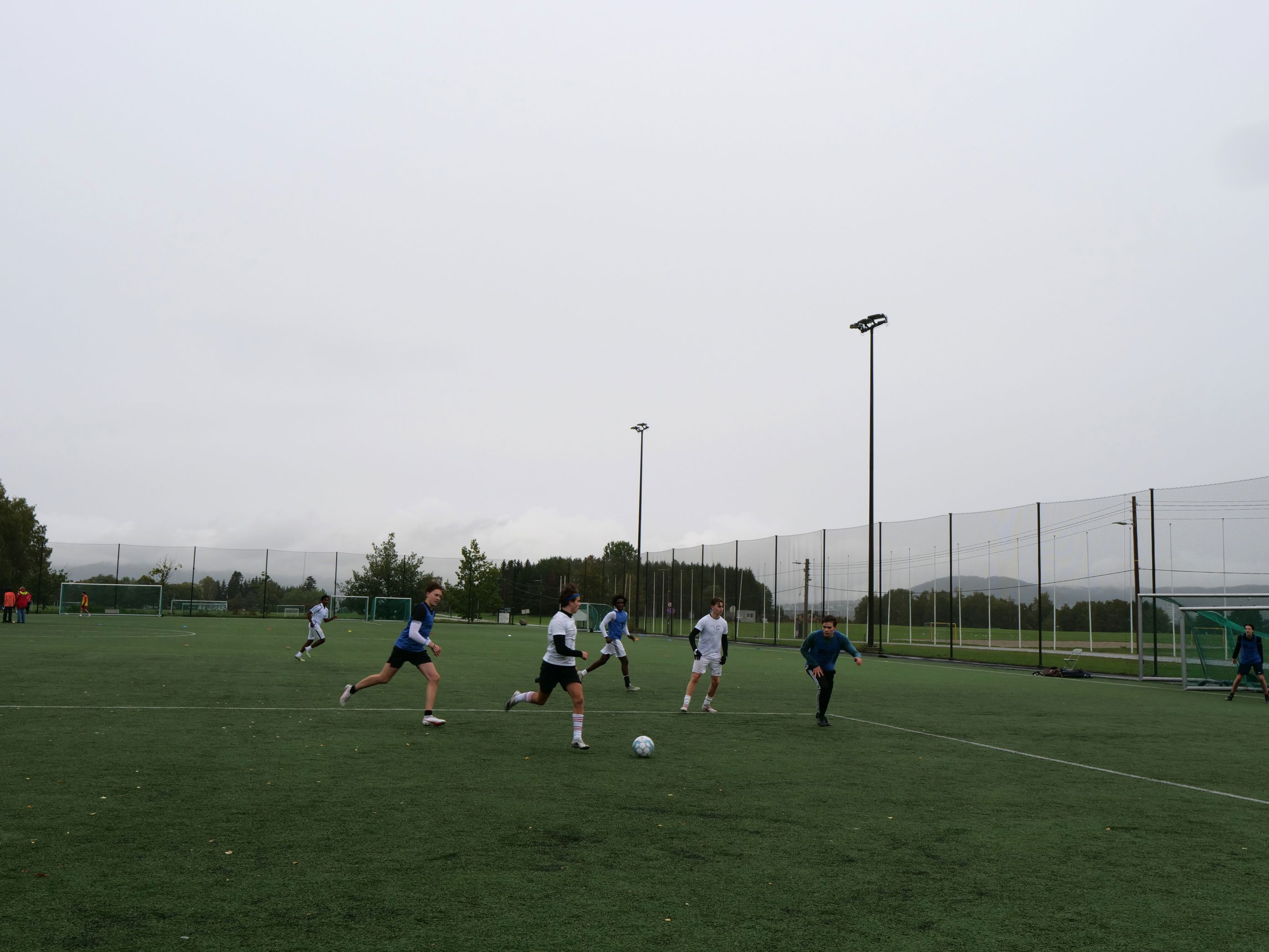 en gruppe mennesker som spiller fotball en gruppe mennesker som spiller fotball