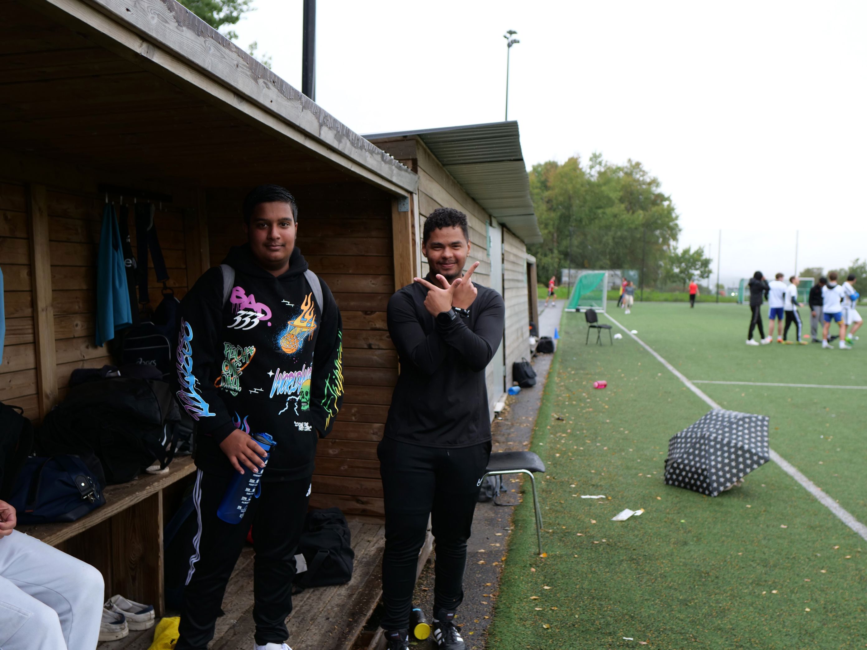 To menn som står på en gressmatte To menn som står på en gressmatte