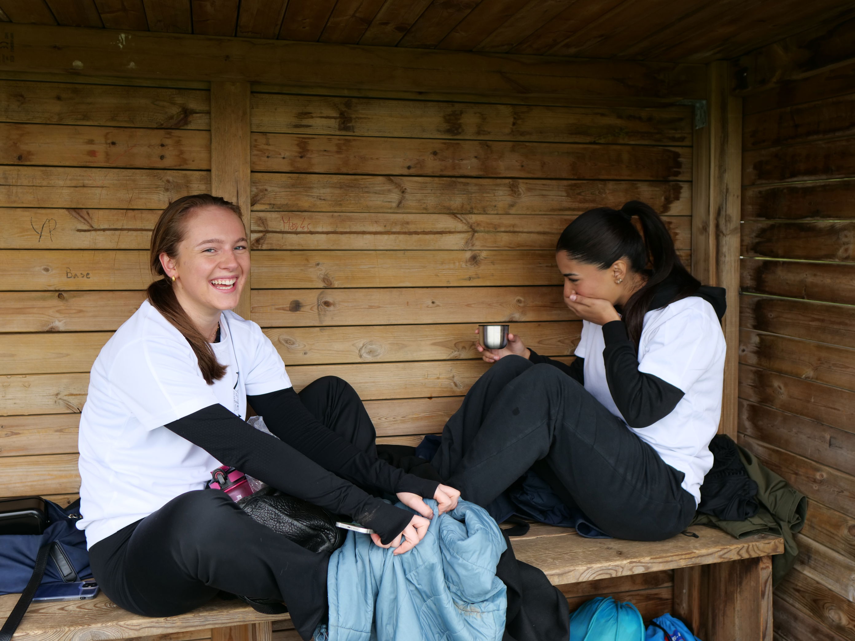 et par personr som sitter på en benk et par personr som sitter på en benk