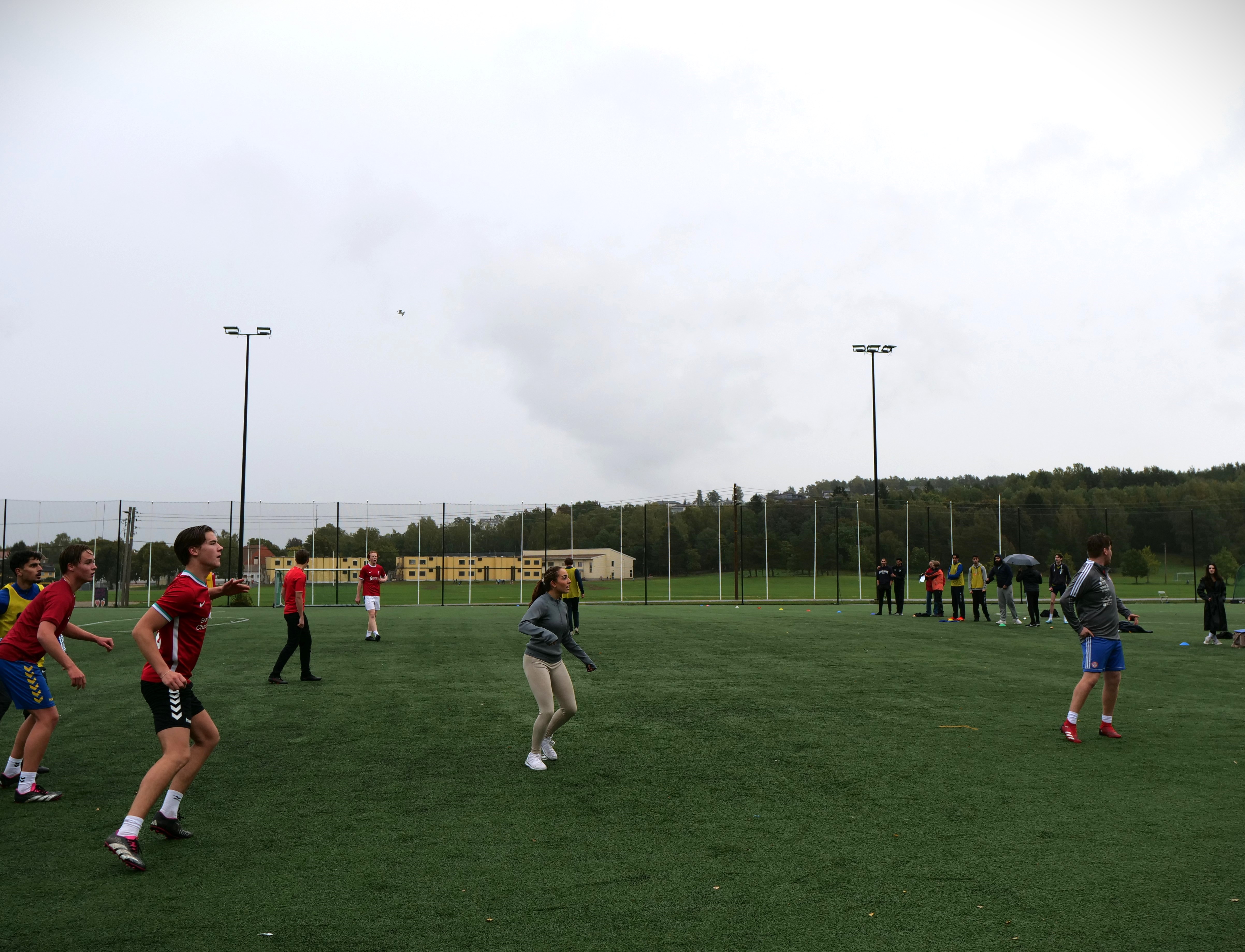 en gruppe mennesker som spiller fotball
