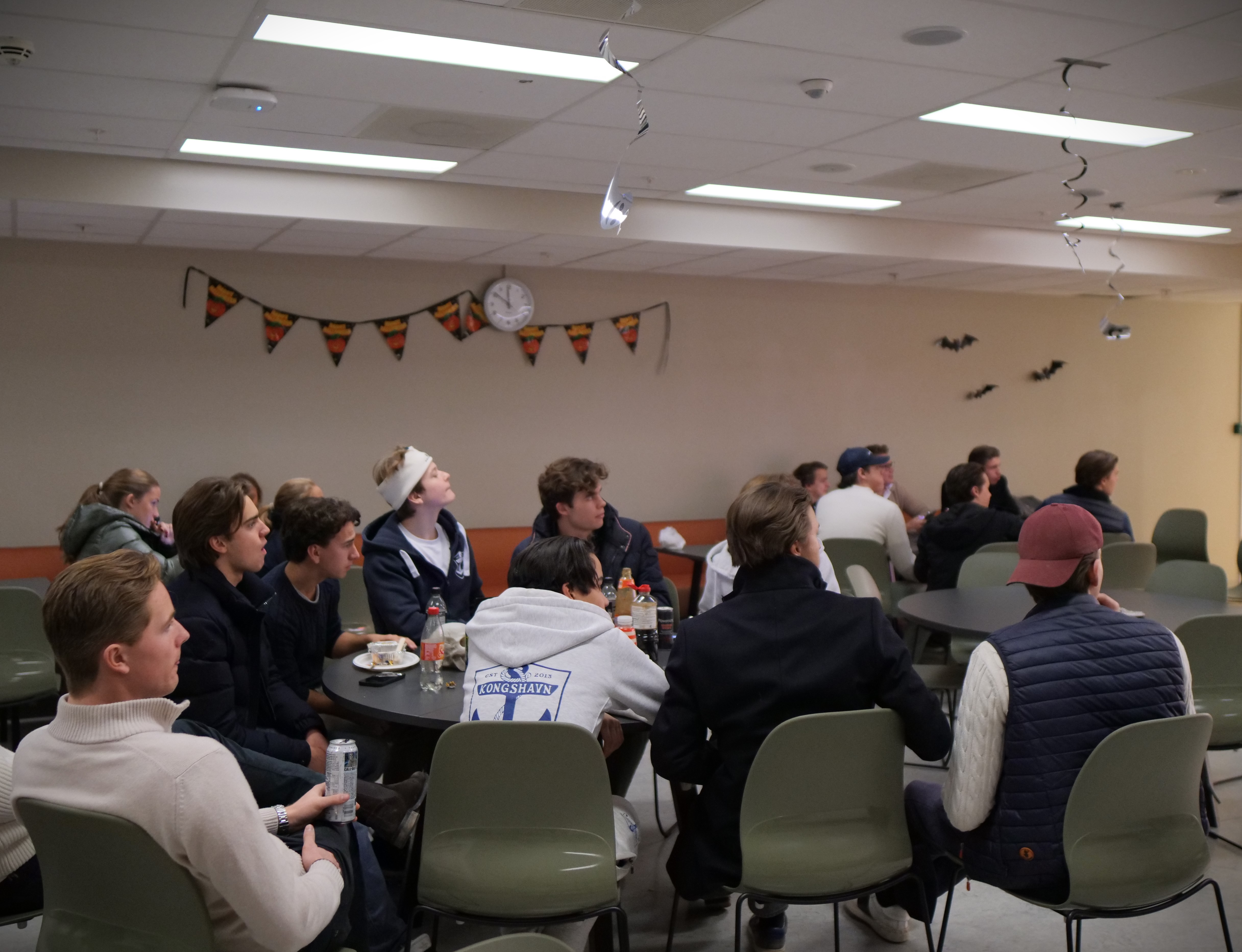 en gruppe mennesker som sitter ved bordene