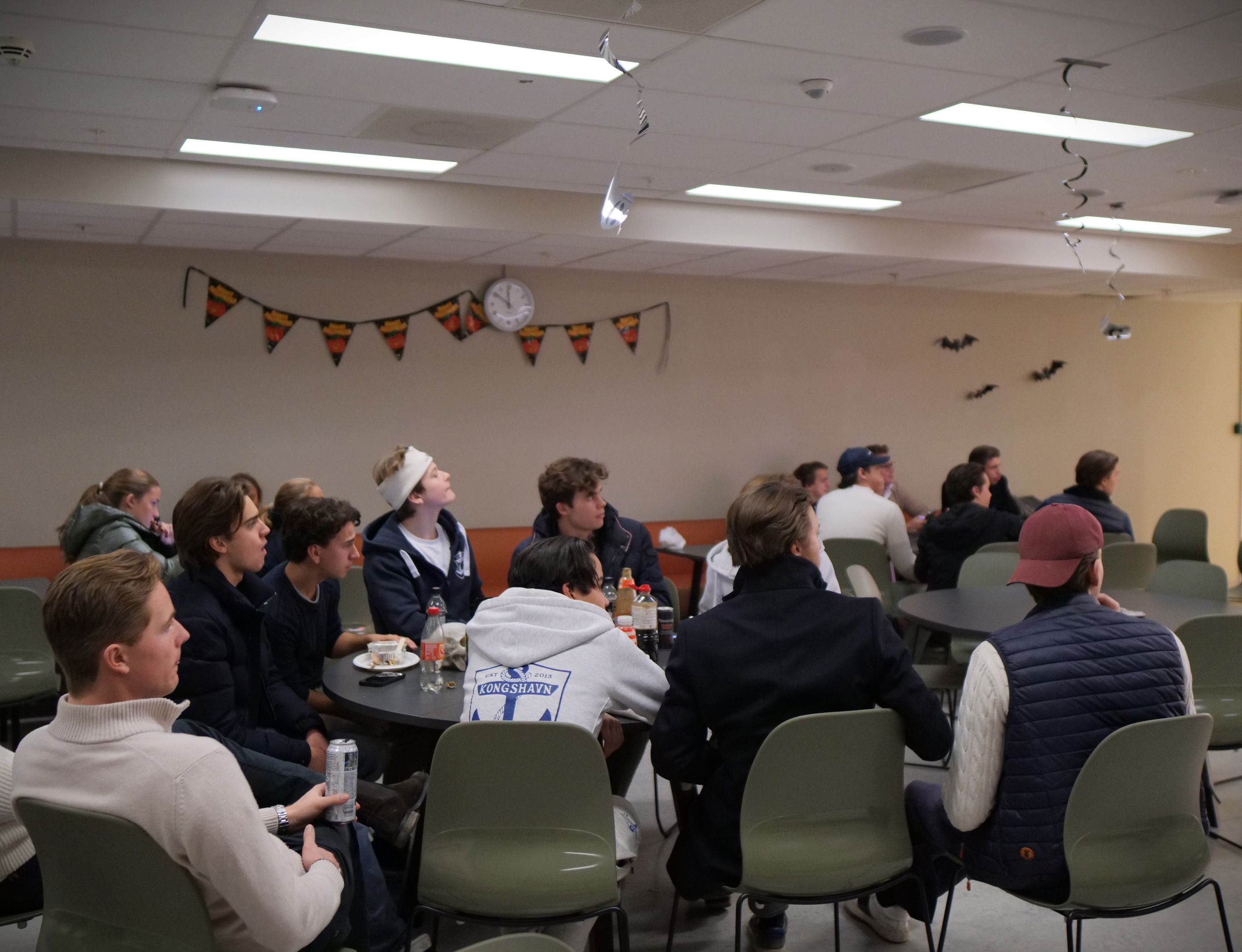 en gruppe mennesker som sitter ved bordene en gruppe mennesker som sitter ved bordene