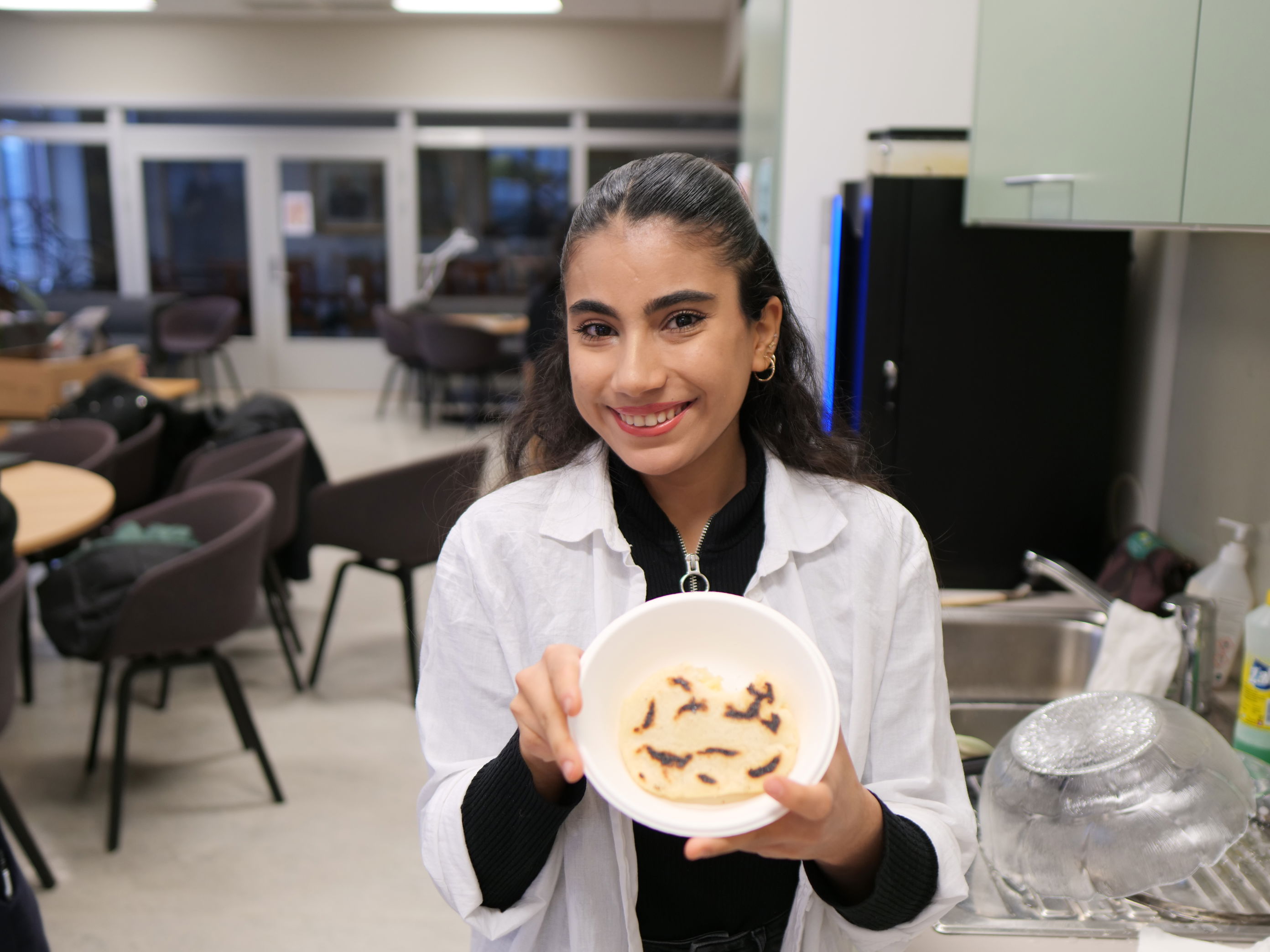 en person som holder en tallerken med mat en person som holder en tallerken med mat