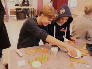 et par personer som spiller et brettspill