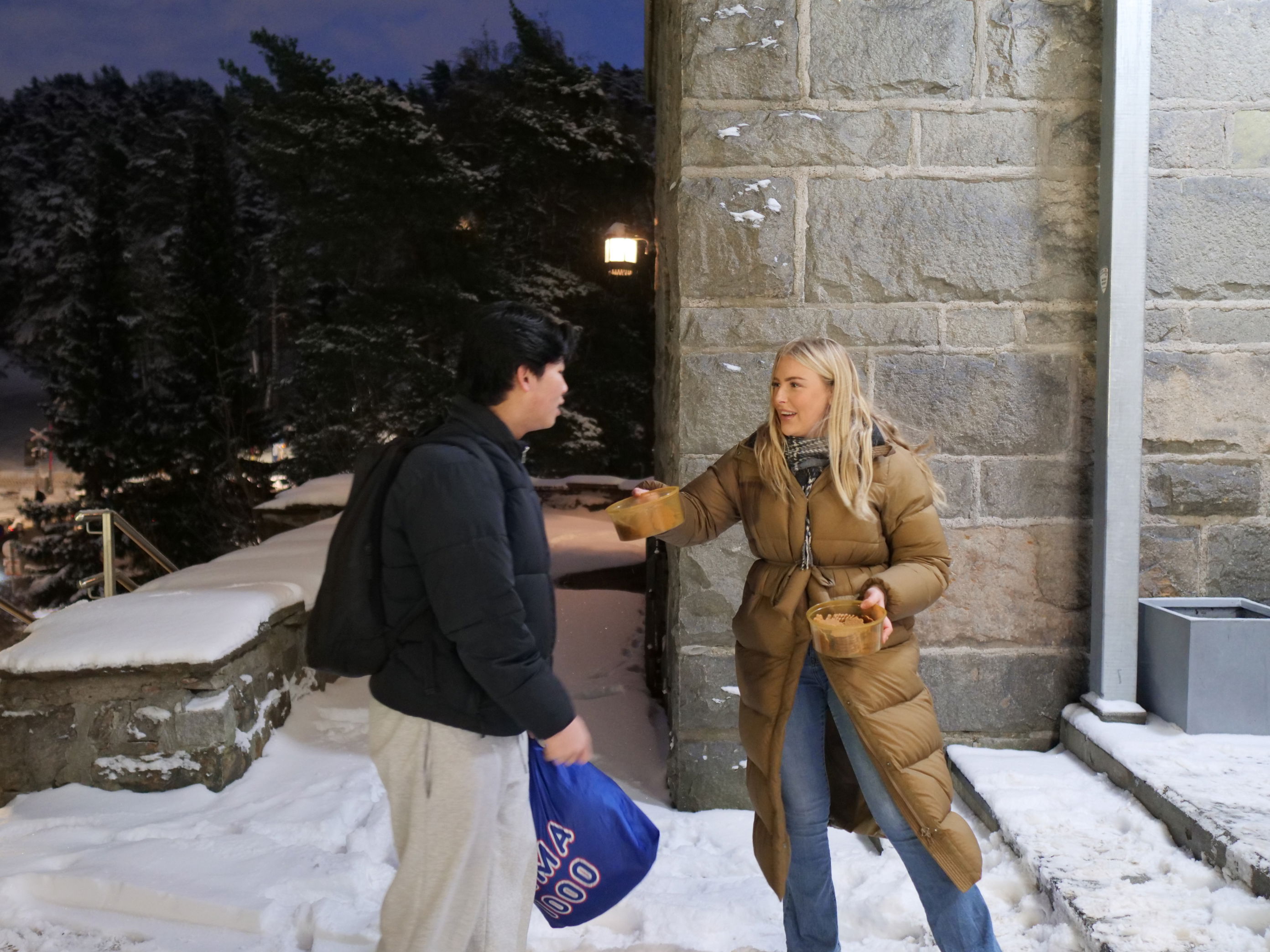 En person og person som står ute i snøen En person og person som står ute i snøen