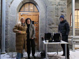 en gruppe mennesker som står utenfor en bygning