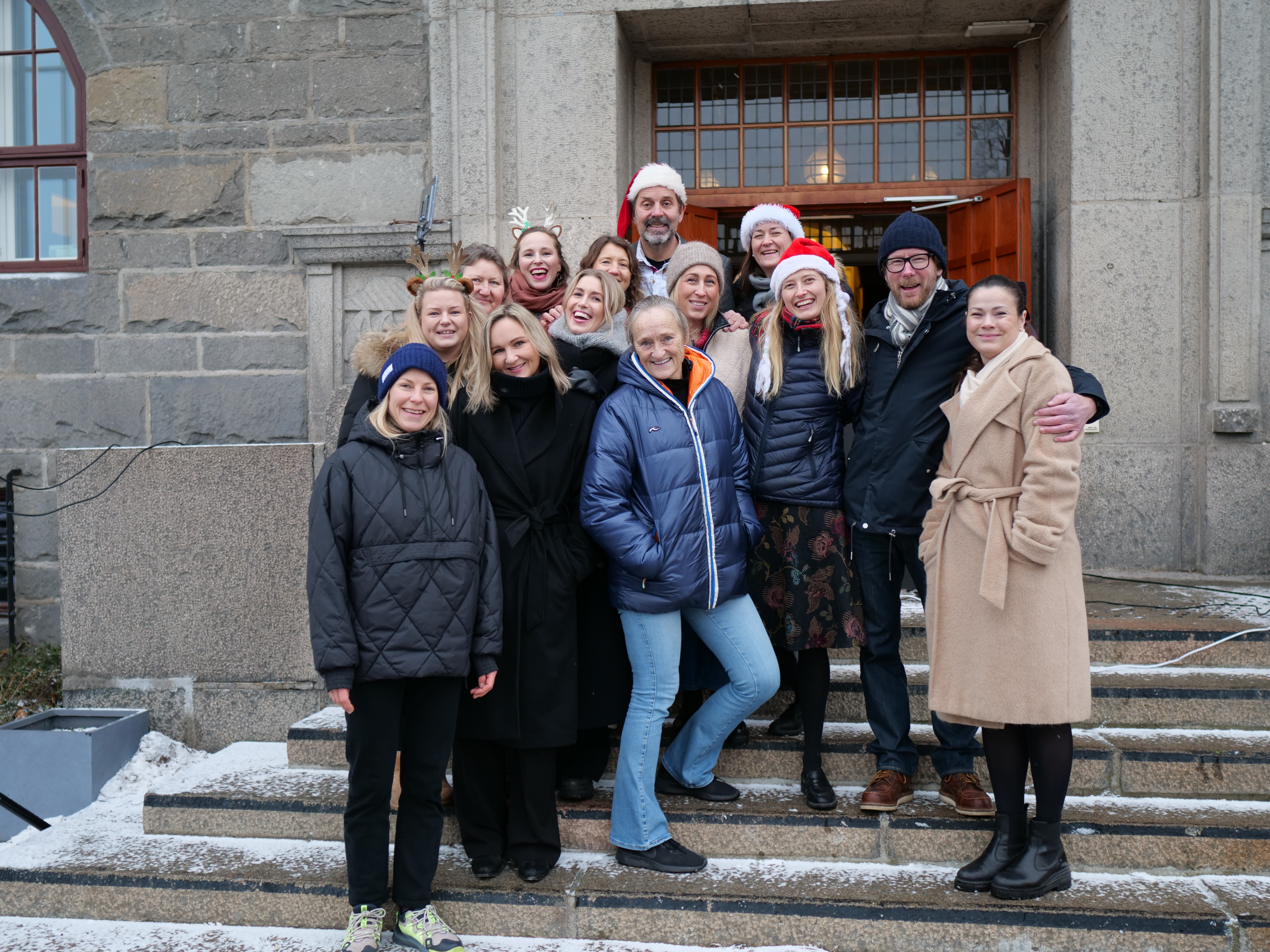 En gruppe mennesker som poserer for et bilde