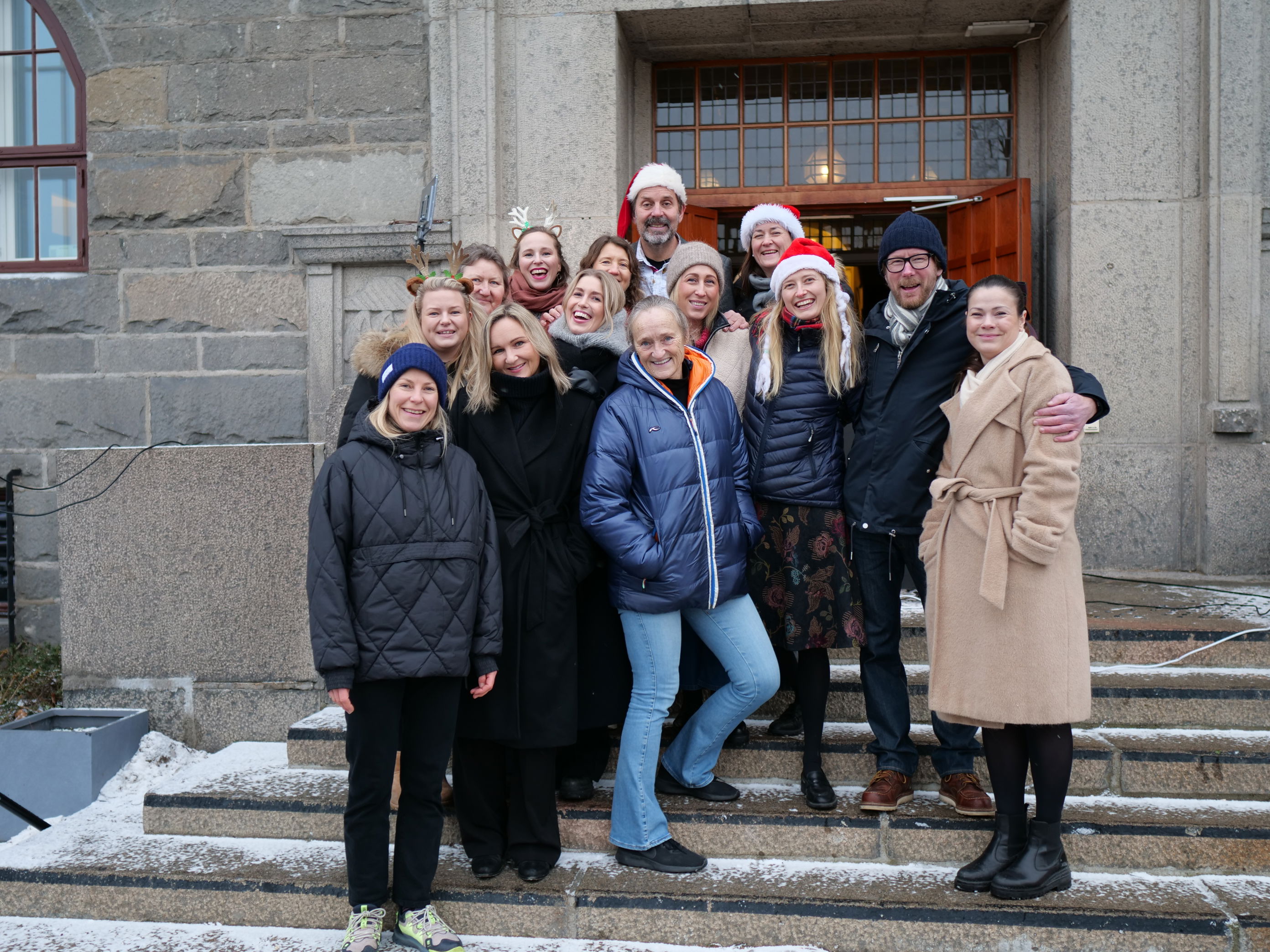 En gruppe mennesker som poserer for et bilde En gruppe mennesker som poserer for et bilde