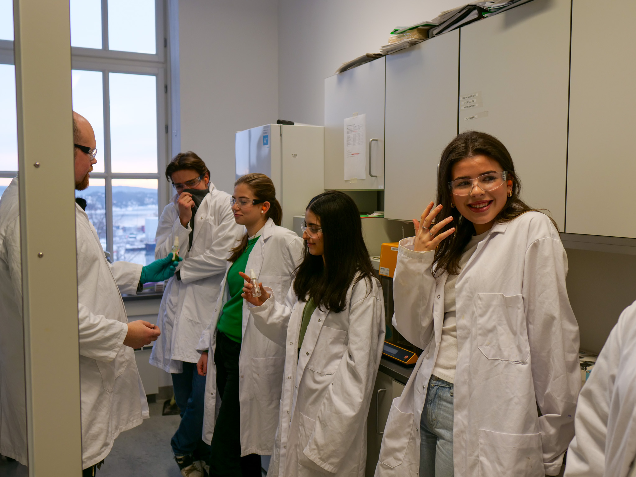 En gruppe mennesker i hvite labfrakker