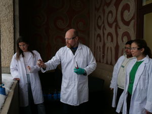En gruppe mennesker i laboratoriefrakker