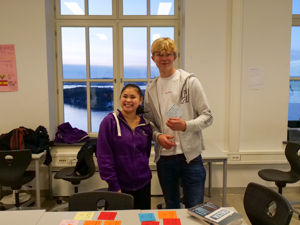 en person og en person som står i et rom med vindu og stoler
