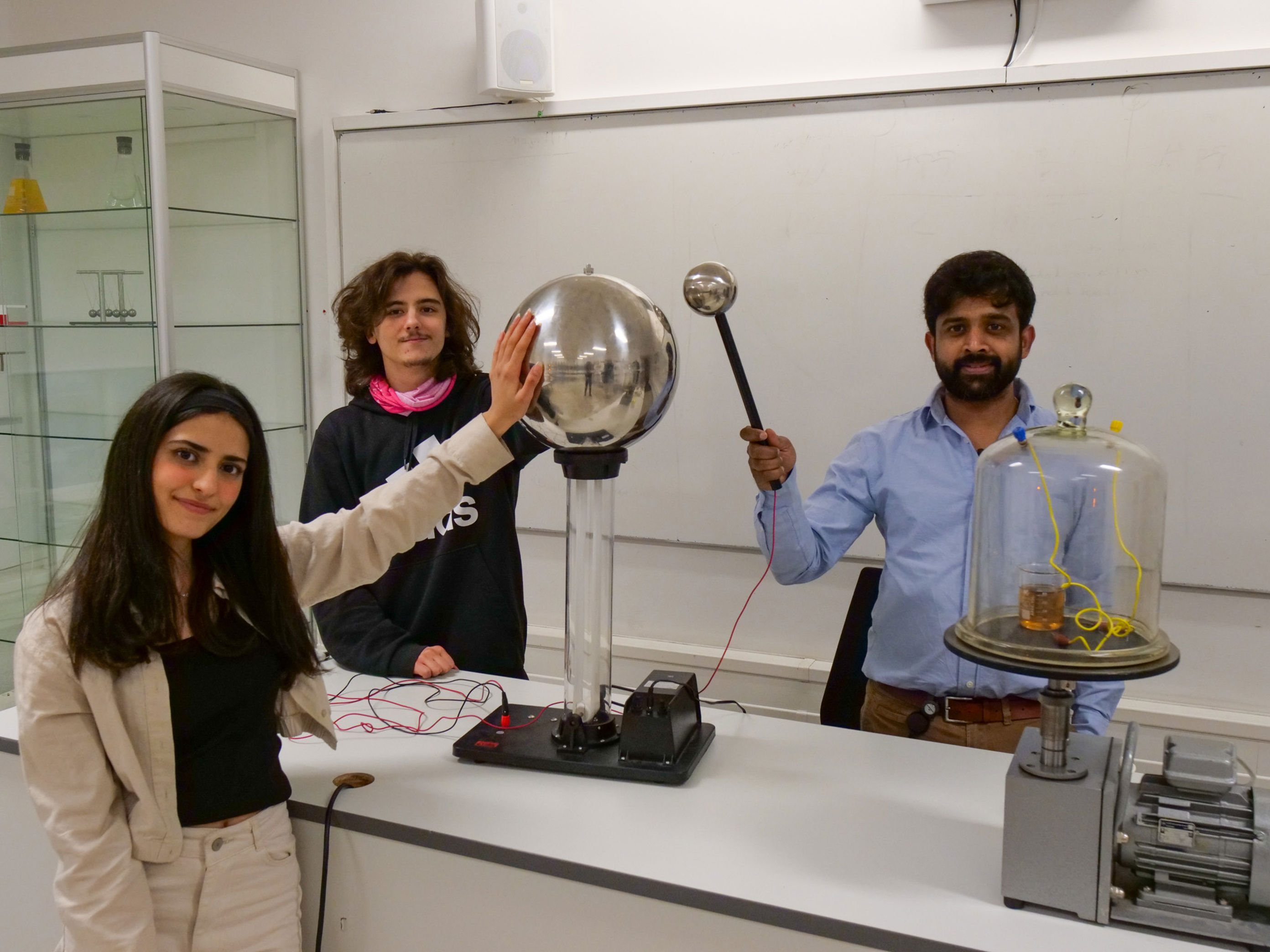 noen få personer som holder potter noen få personer som holder potter