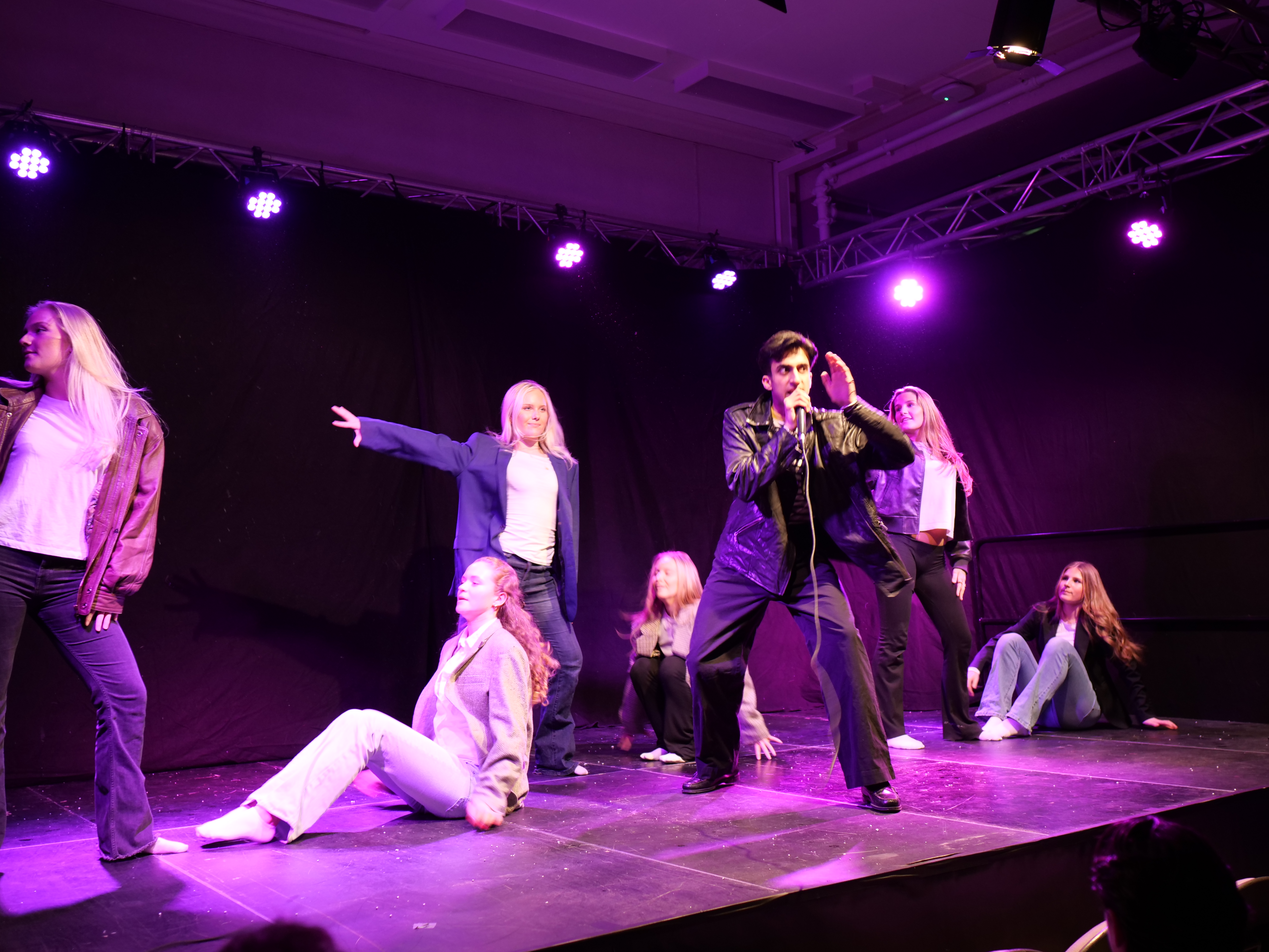 En gruppe mennesker på en scene