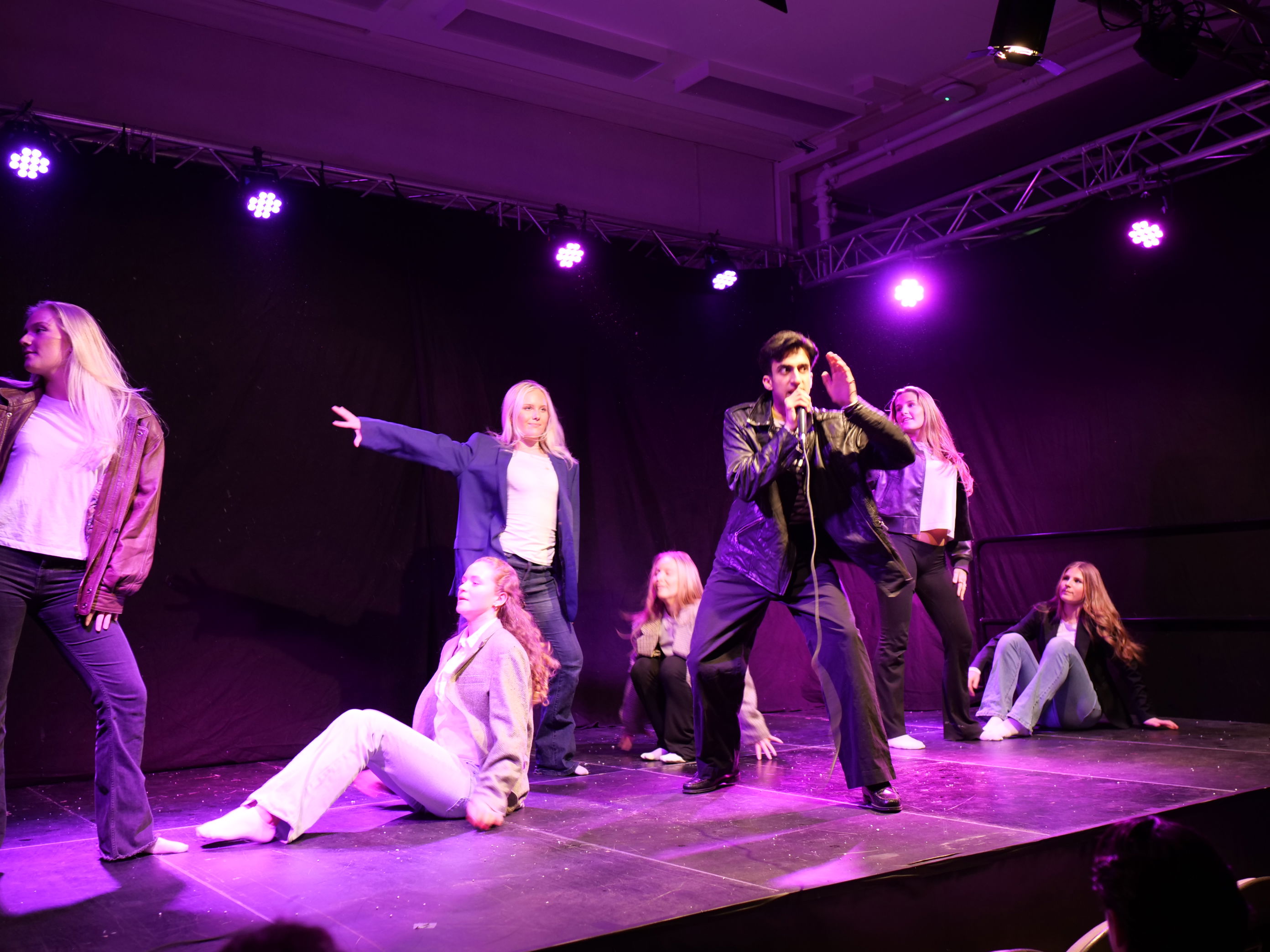 En gruppe mennesker på en scene En gruppe mennesker på en scene