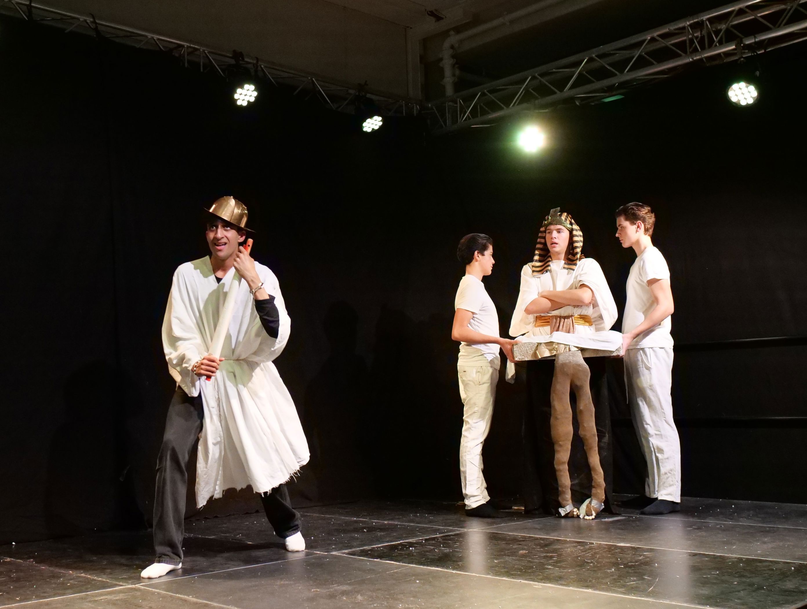 En gruppe mennesker på en scene En gruppe mennesker på en scene