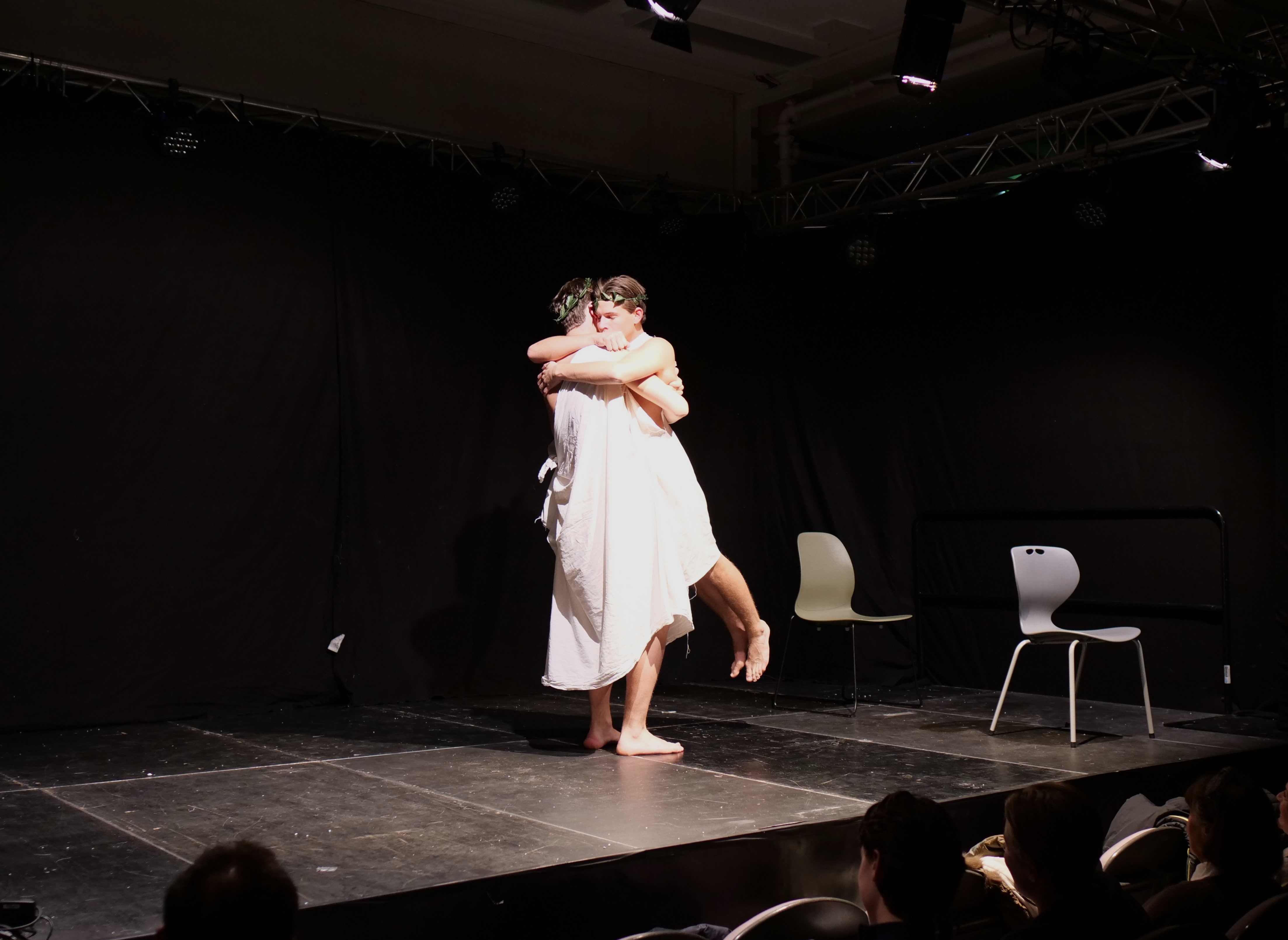 en person som danser på en scene