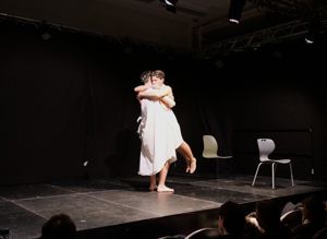 en person som danser på en scene