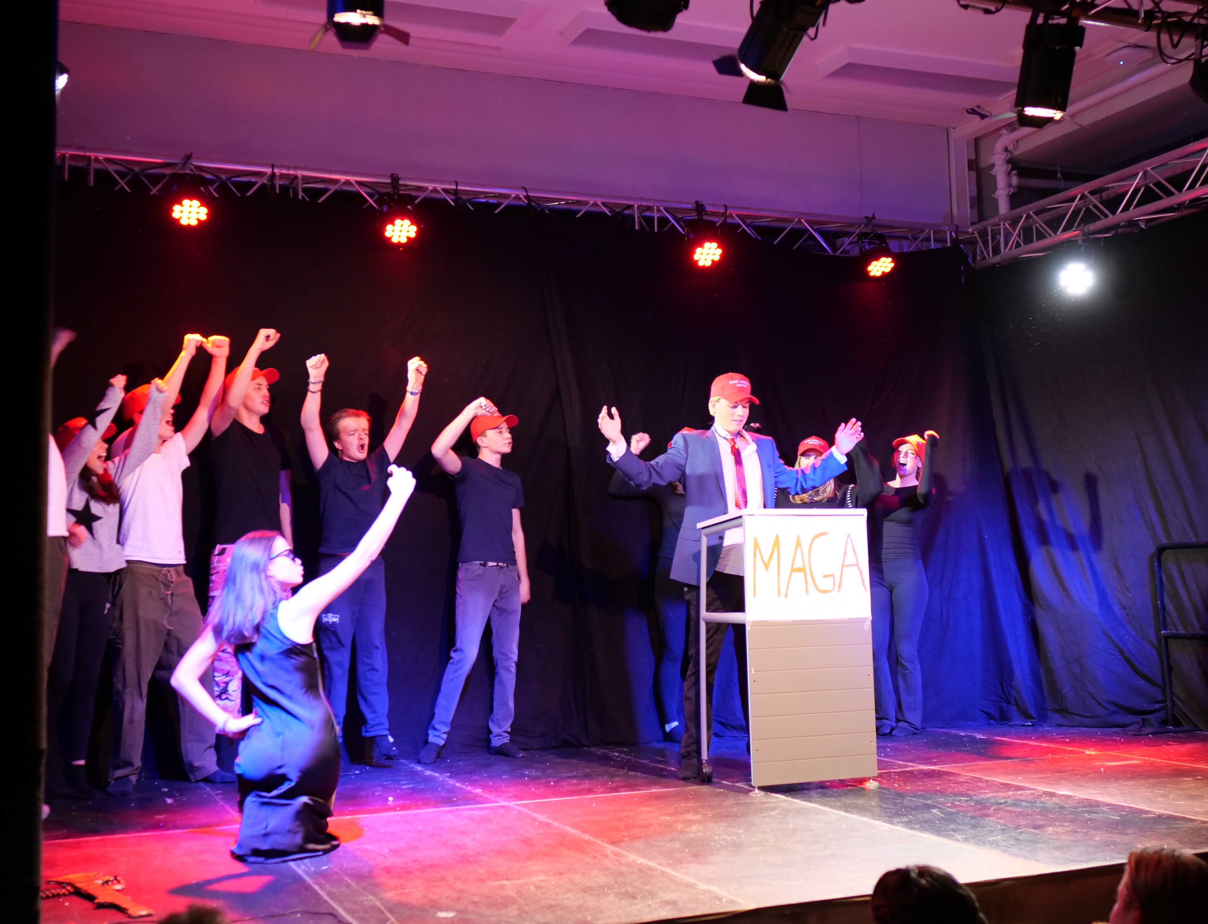 En gruppe mennesker på en scene