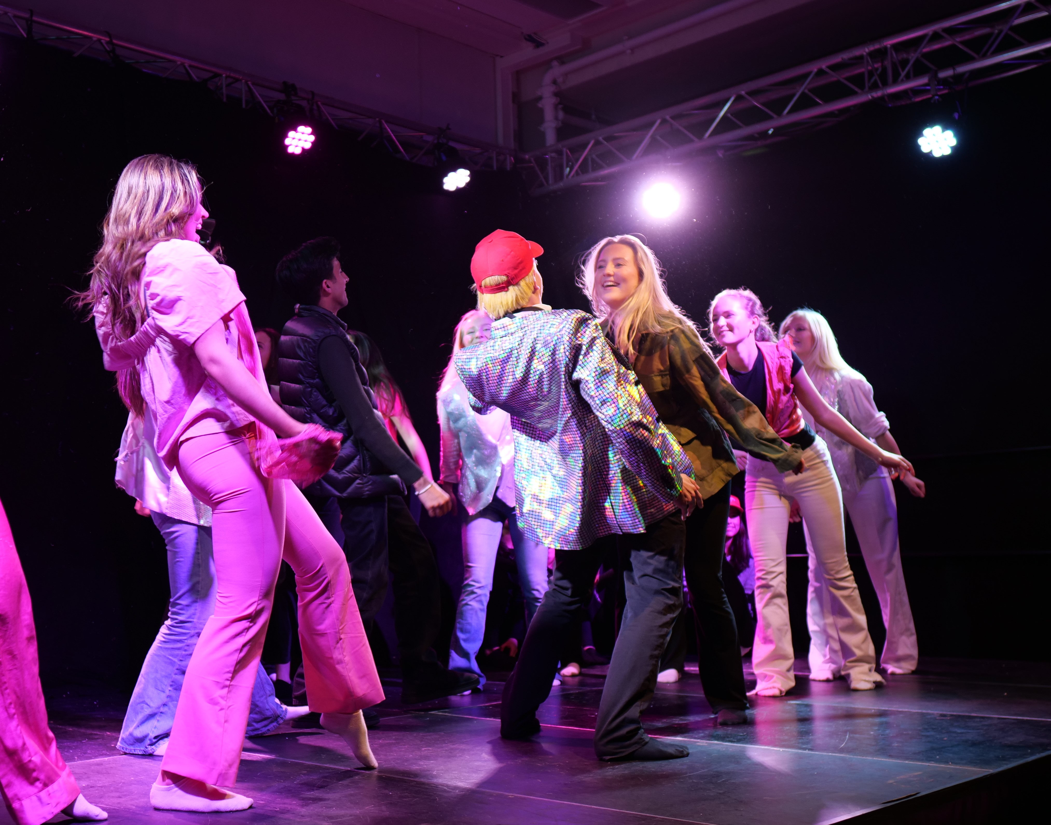 en gruppe mennesker som danser på en scene